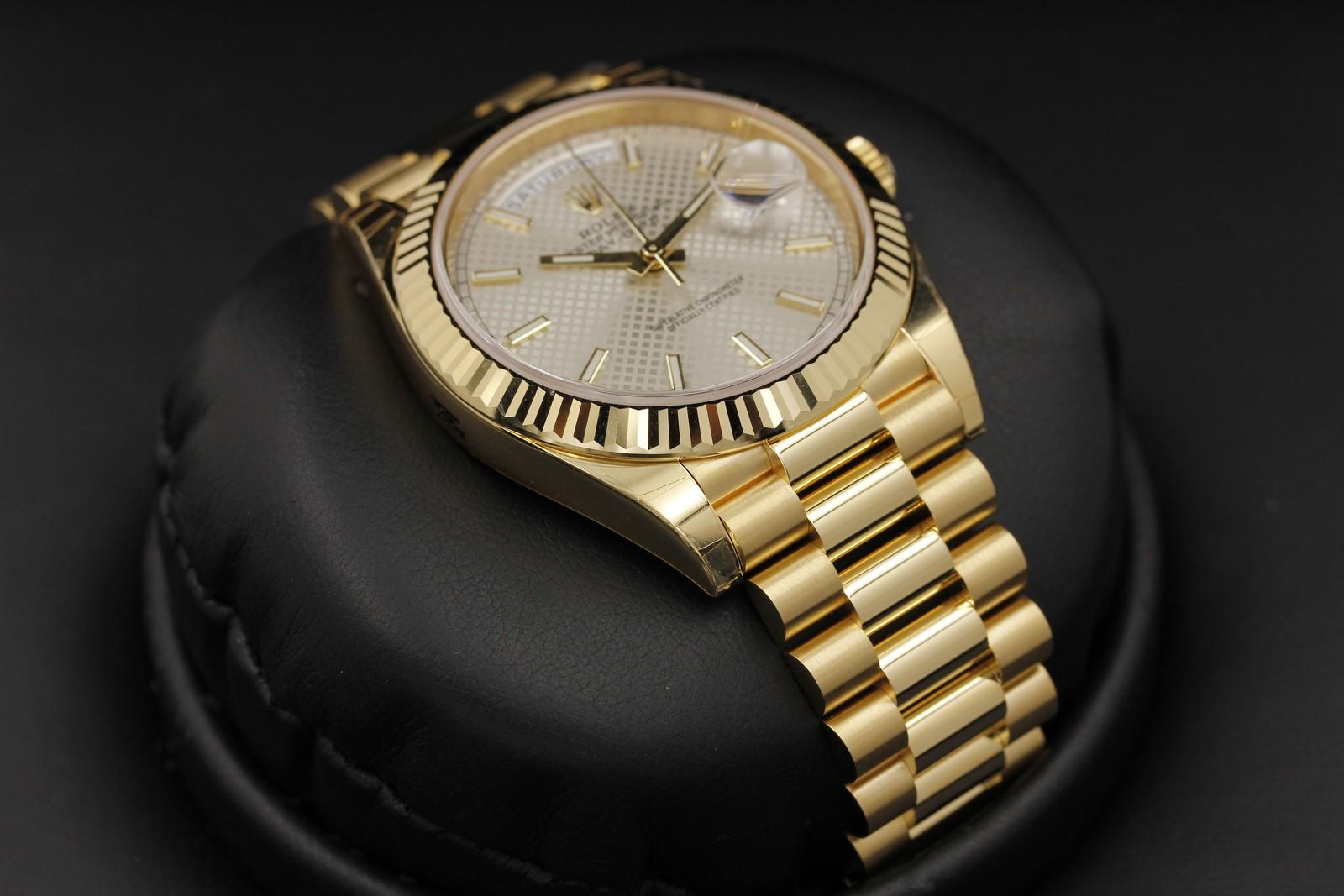 Watch Image 6