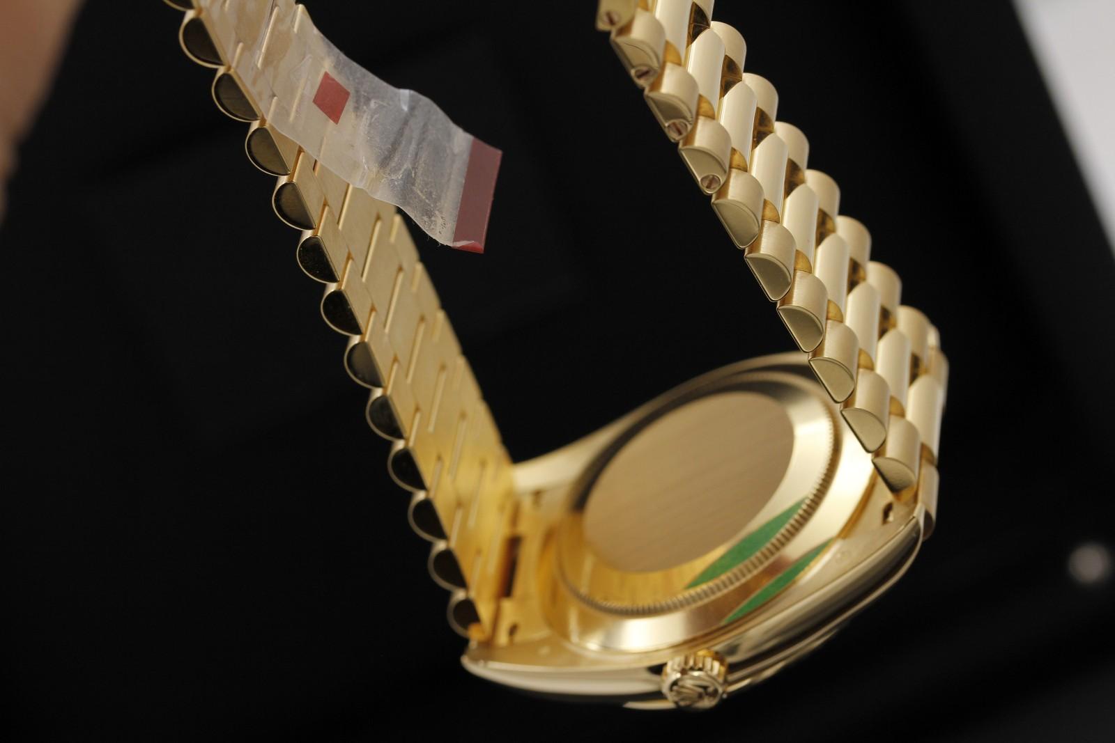 Watch Image 10