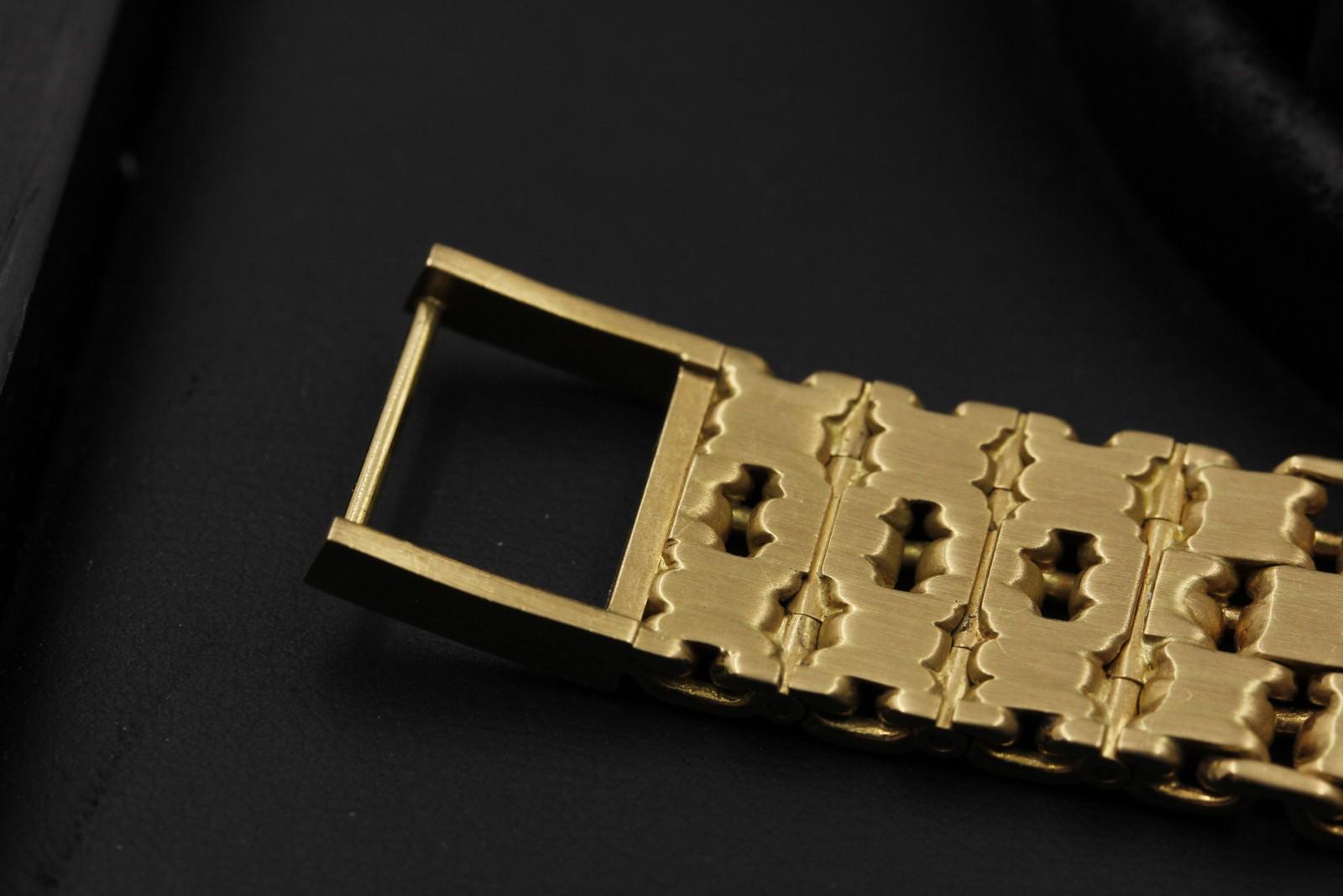 Watch Image 12