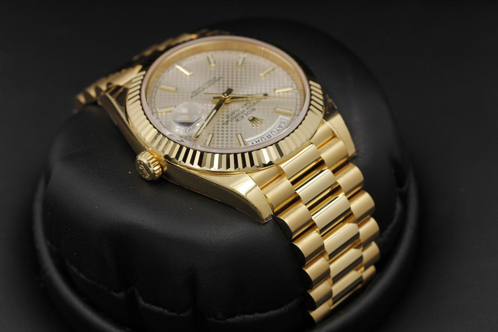 Watch Image 4