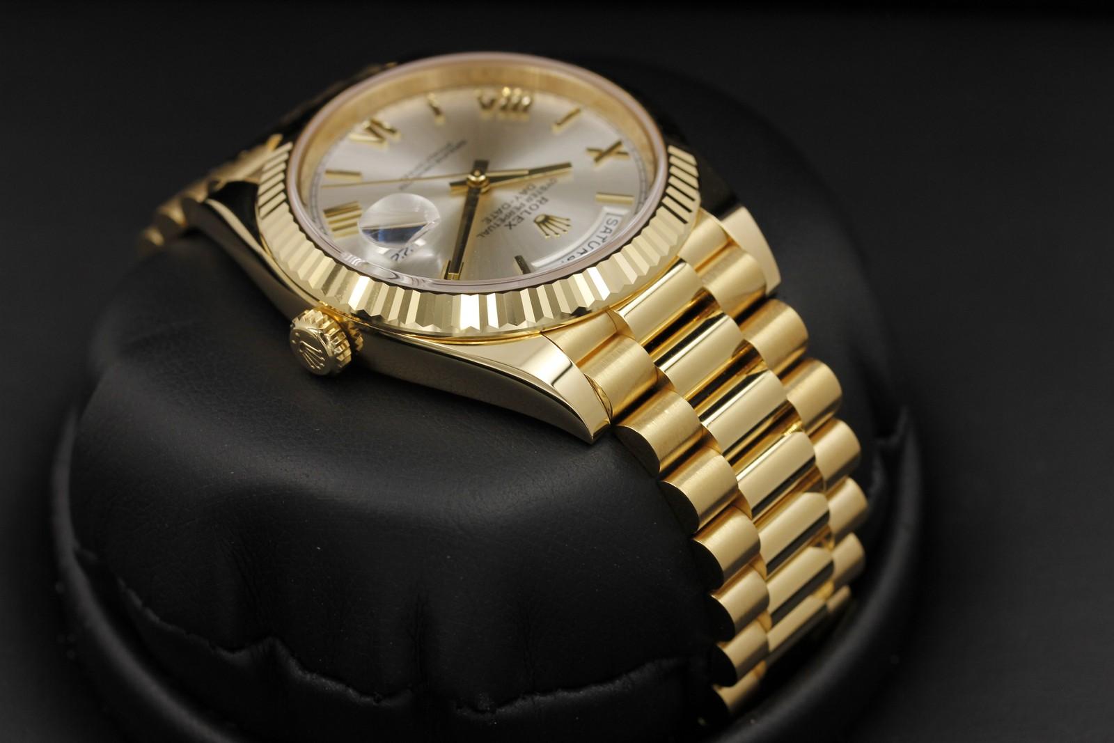 Watch Image 4