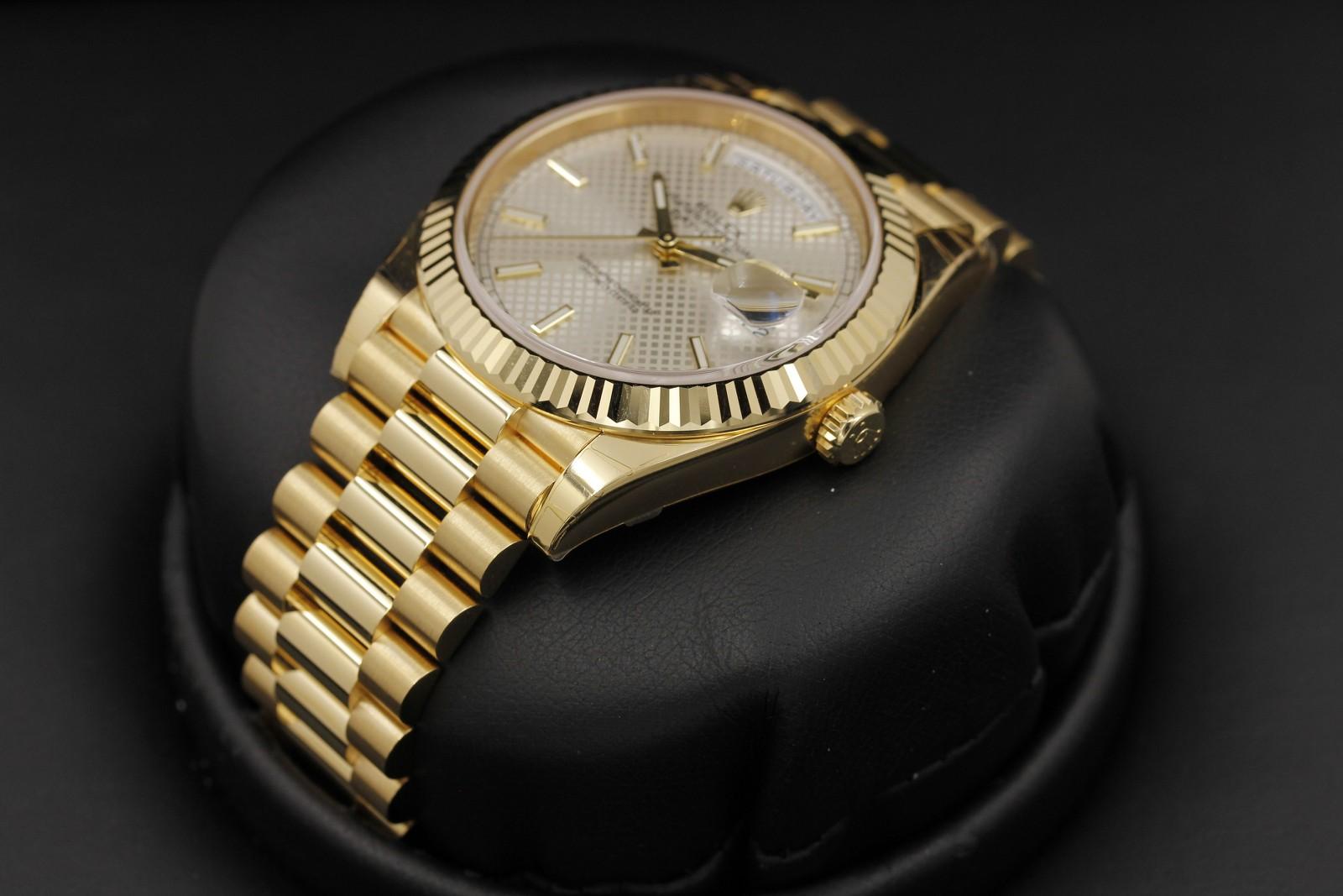 Watch Image 2