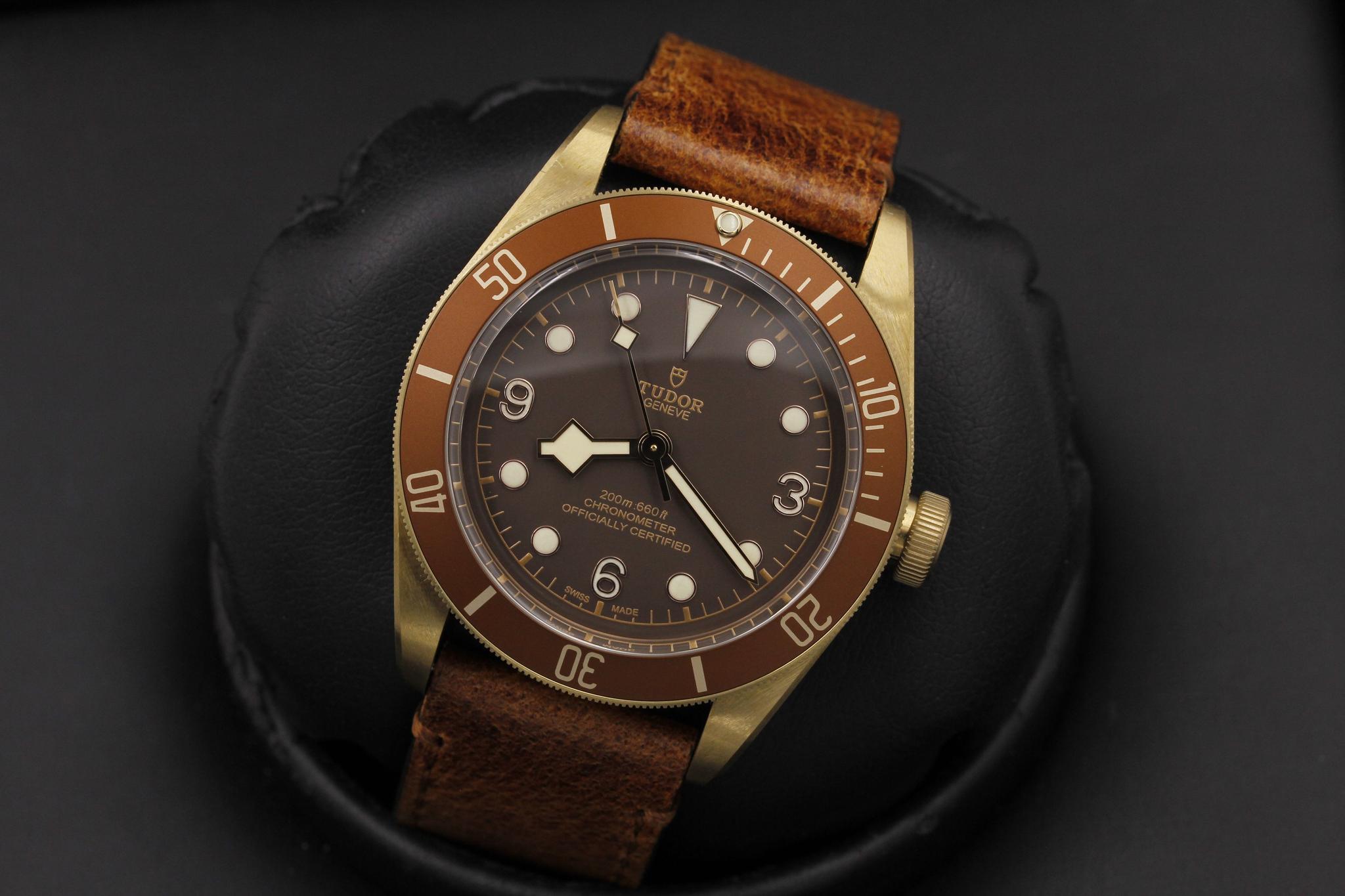 Watch Image 10
