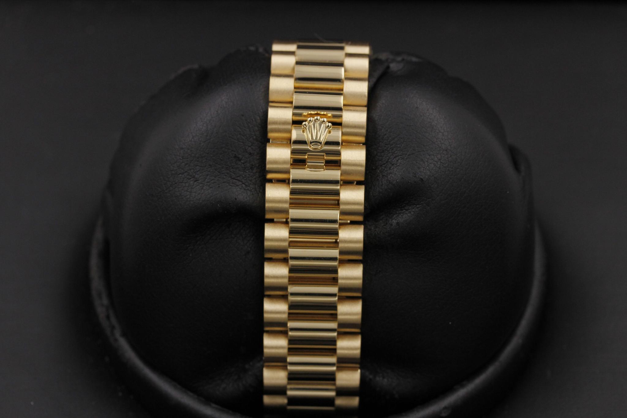 Watch Image 10