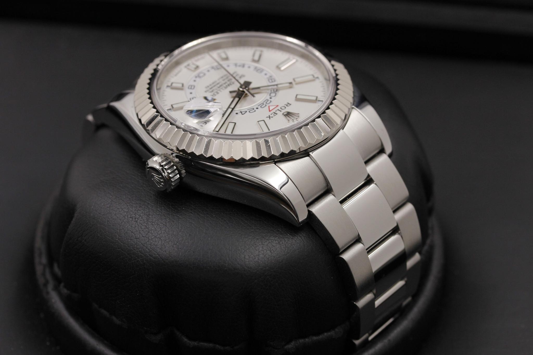 Watch Image 4