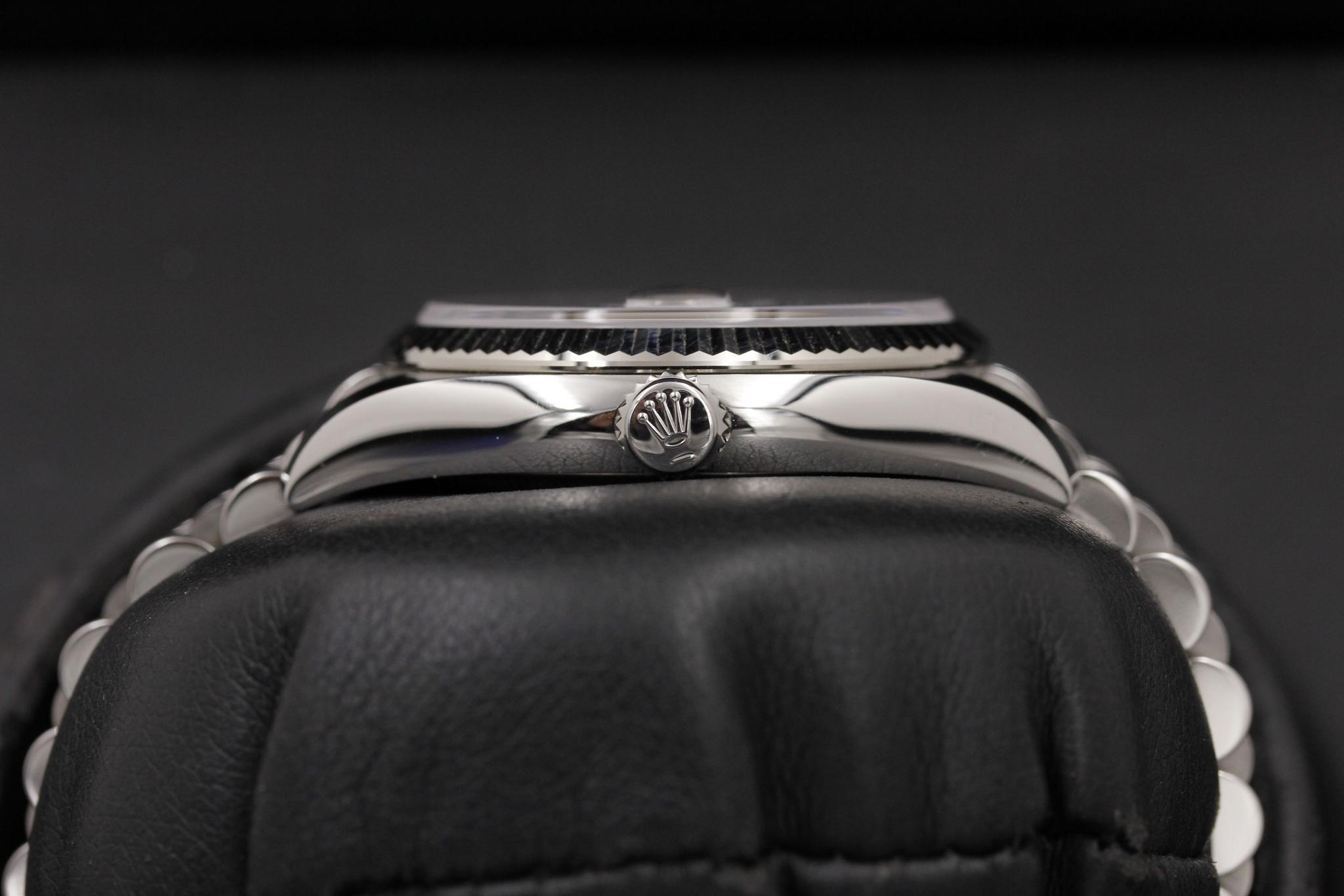 Watch Image 3