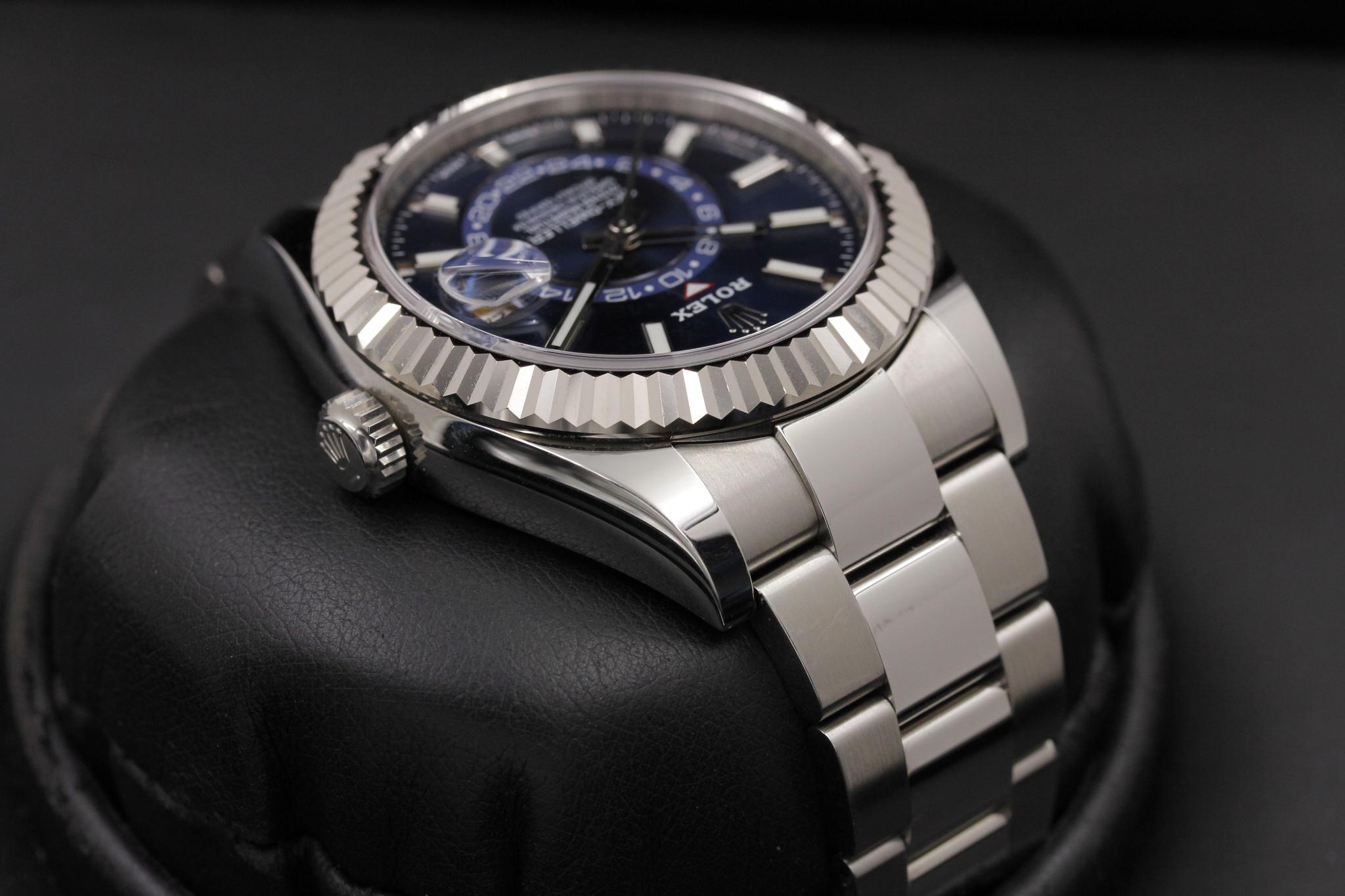 Watch Image 4