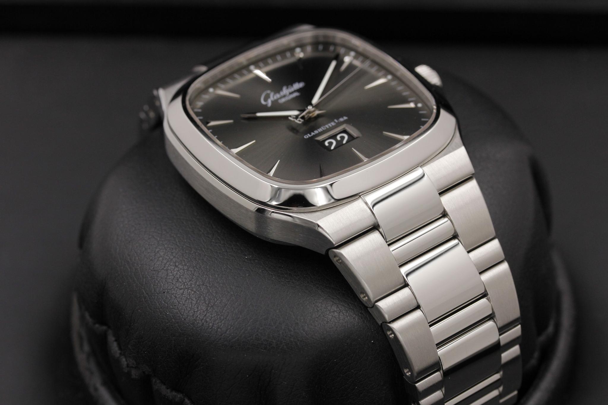 Watch Image 6