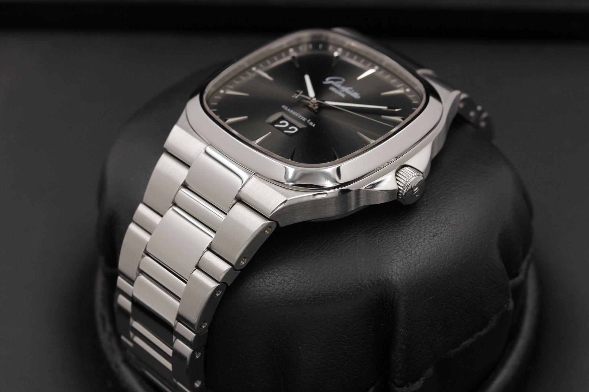 Watch Image 4