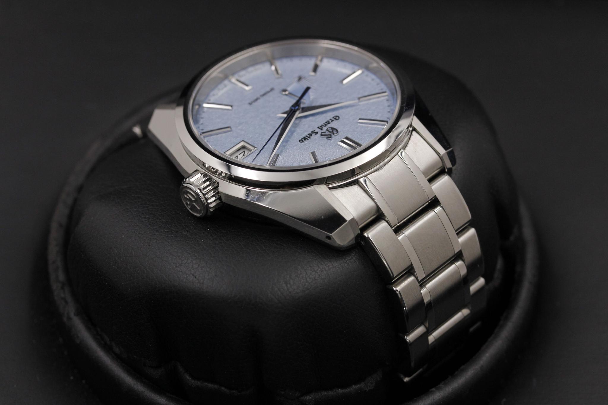 Watch Image 4