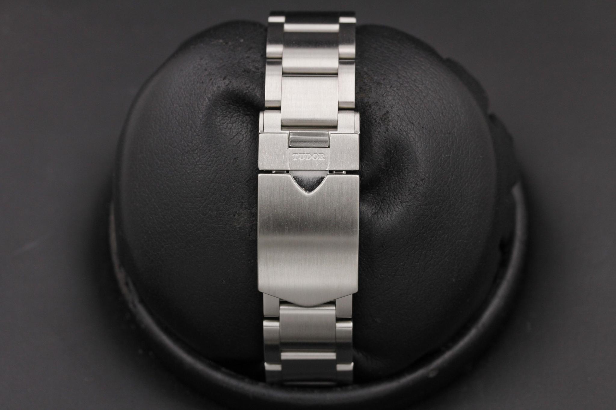 Watch Image 9
