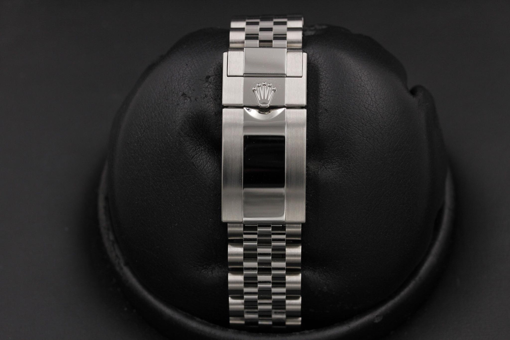 Watch Image 7