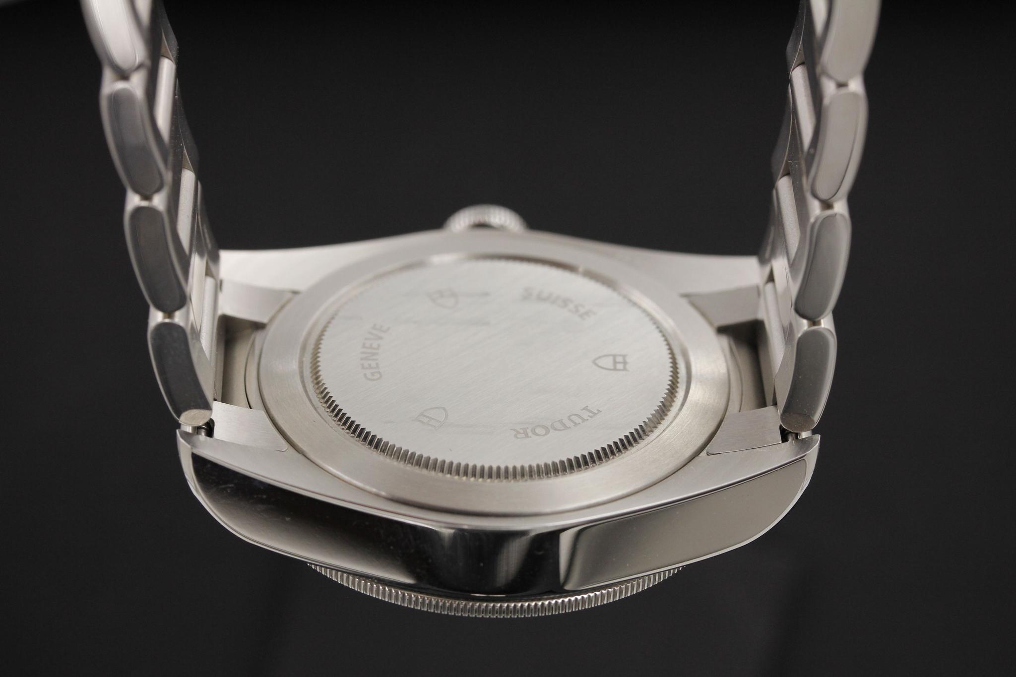 Watch Image 10