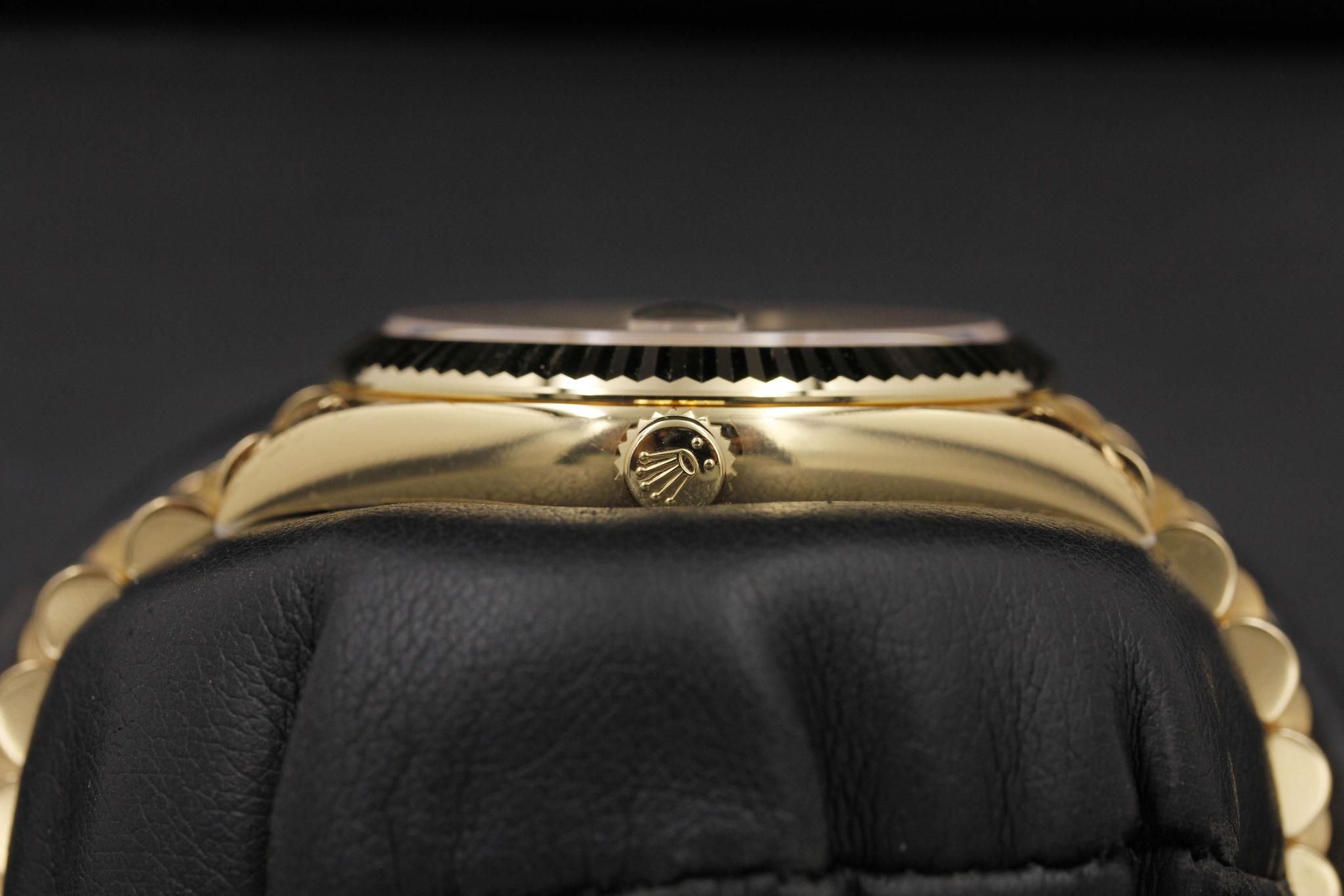 Watch Image 3