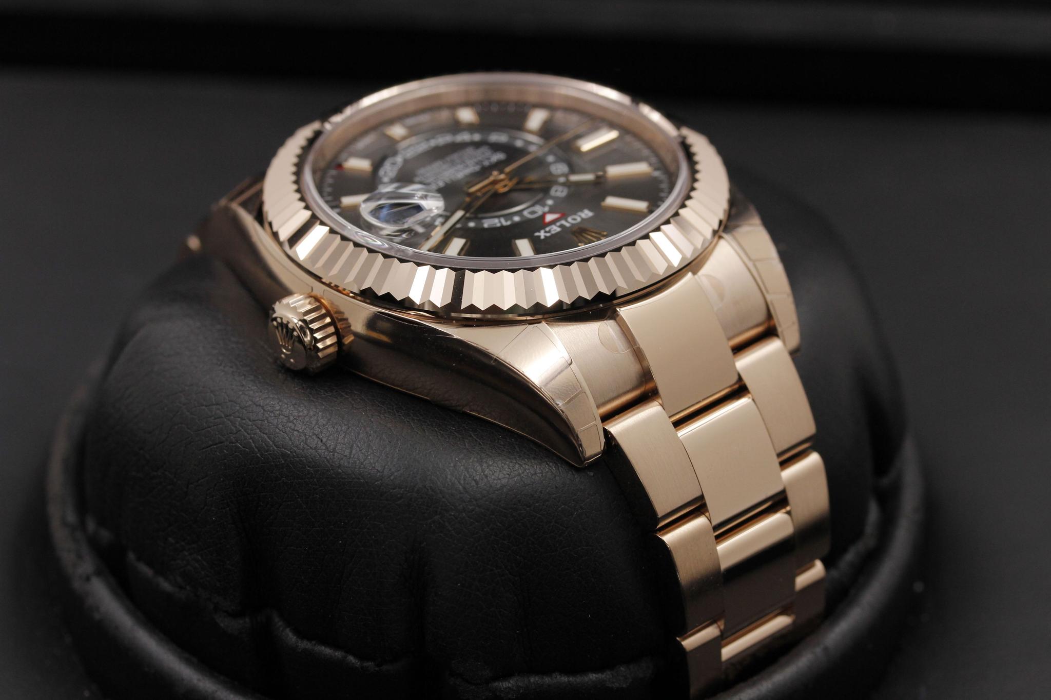 Watch Image 4
