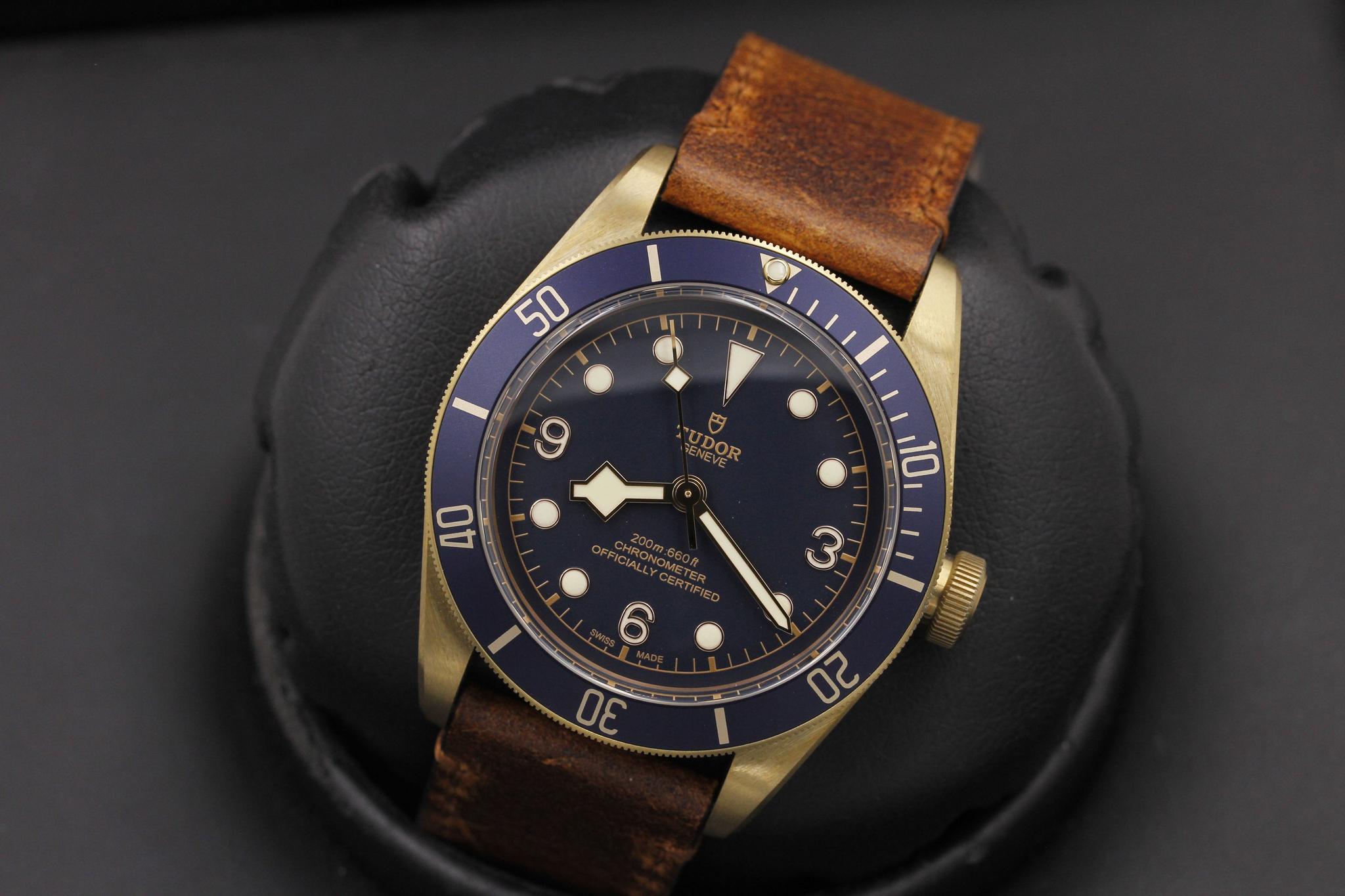 Watch Image 10