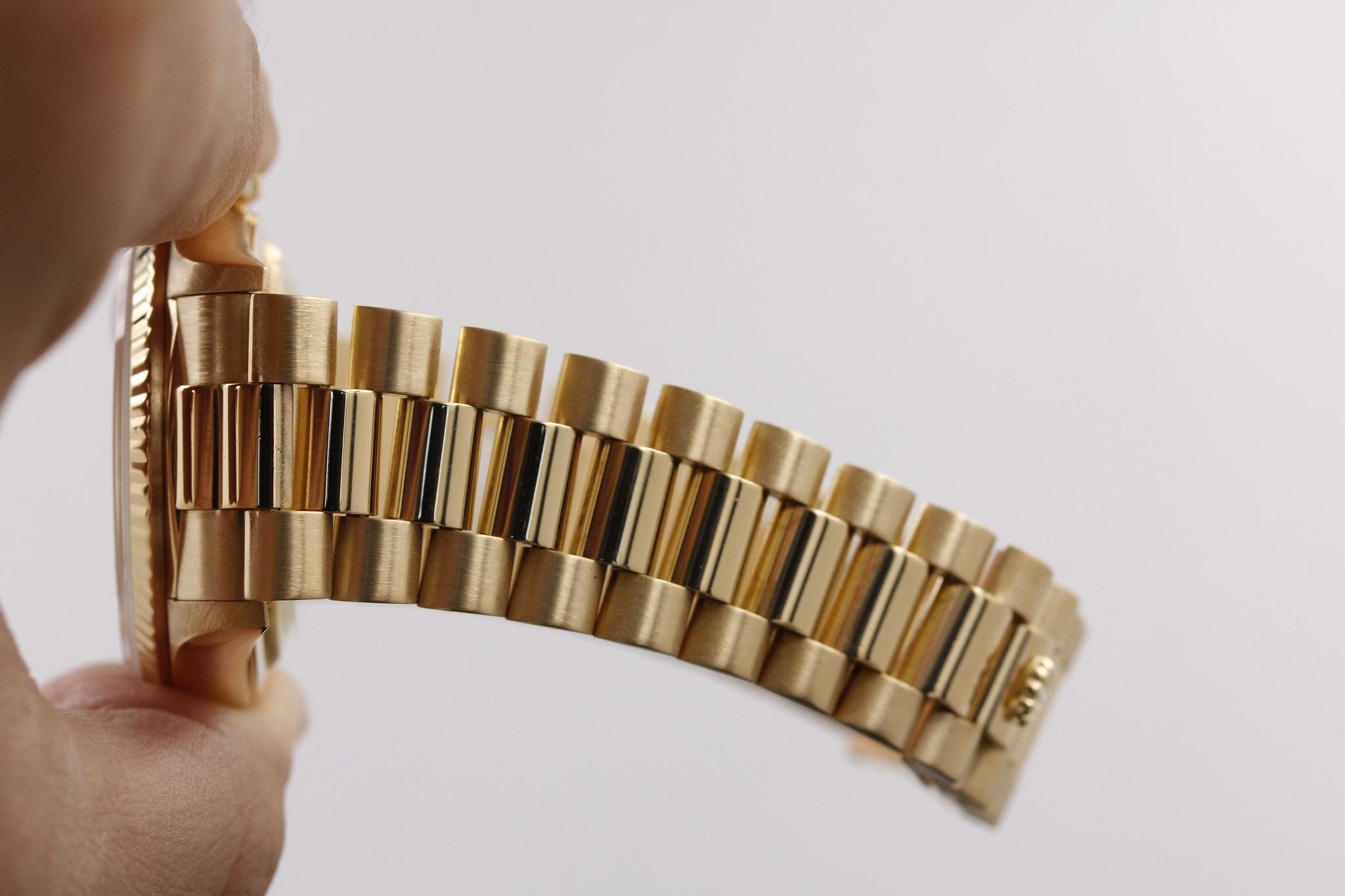 Watch Image 9