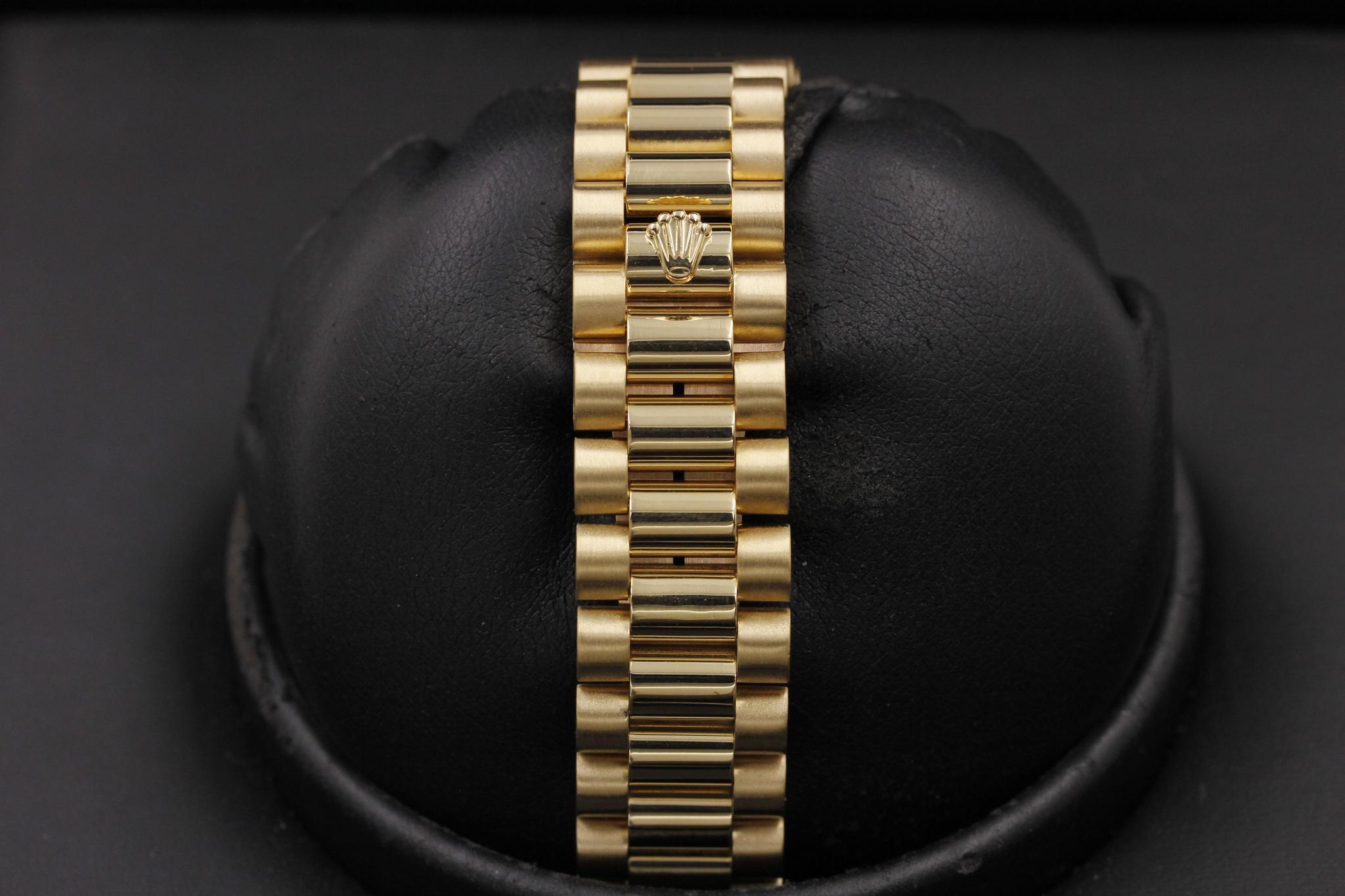 Watch Image 10