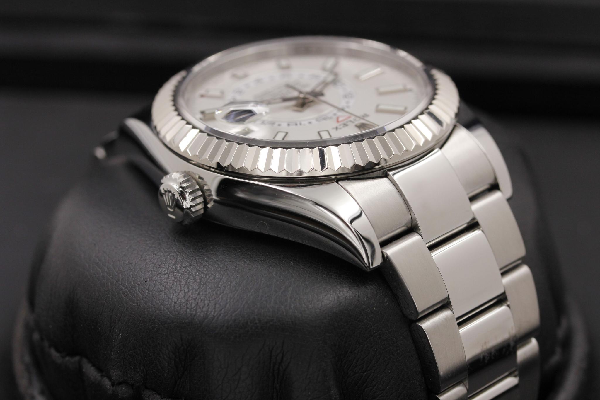 Watch Image 4