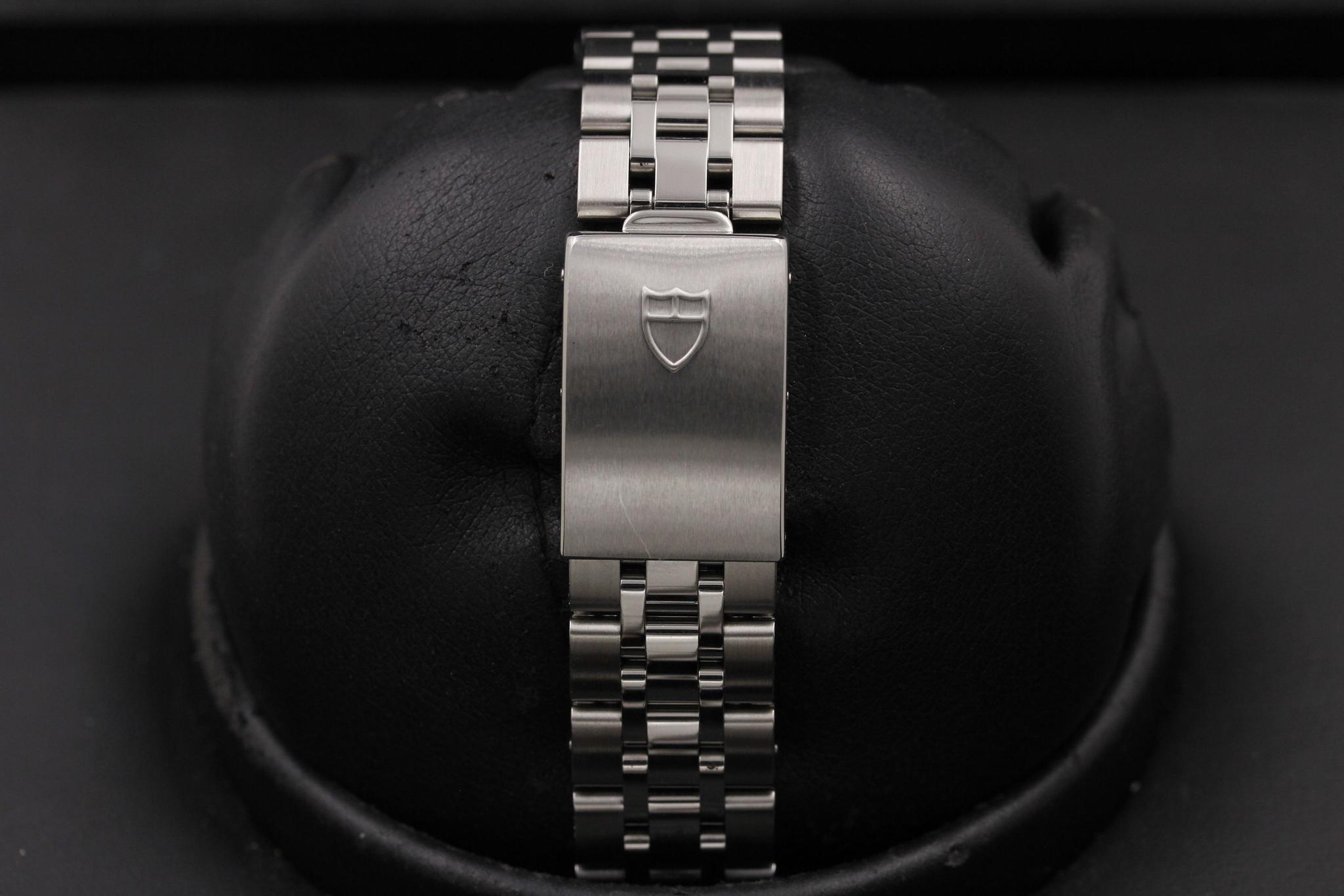Watch Image 8