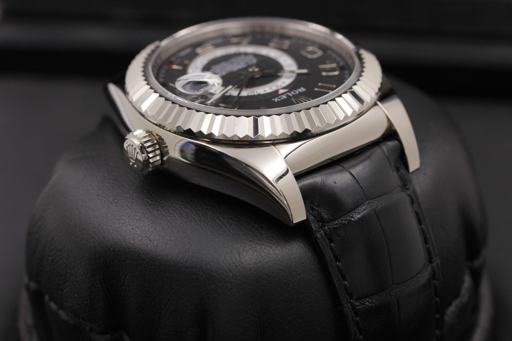 Watch Image 4
