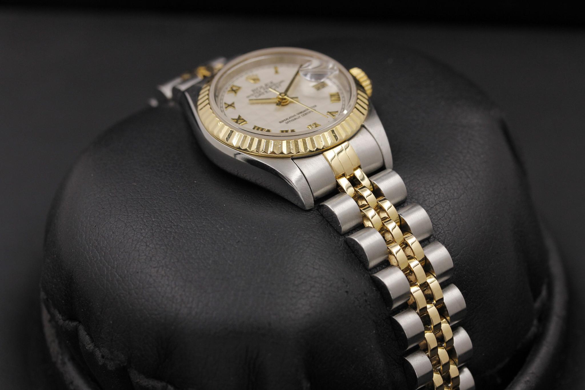 Watch Image 6
