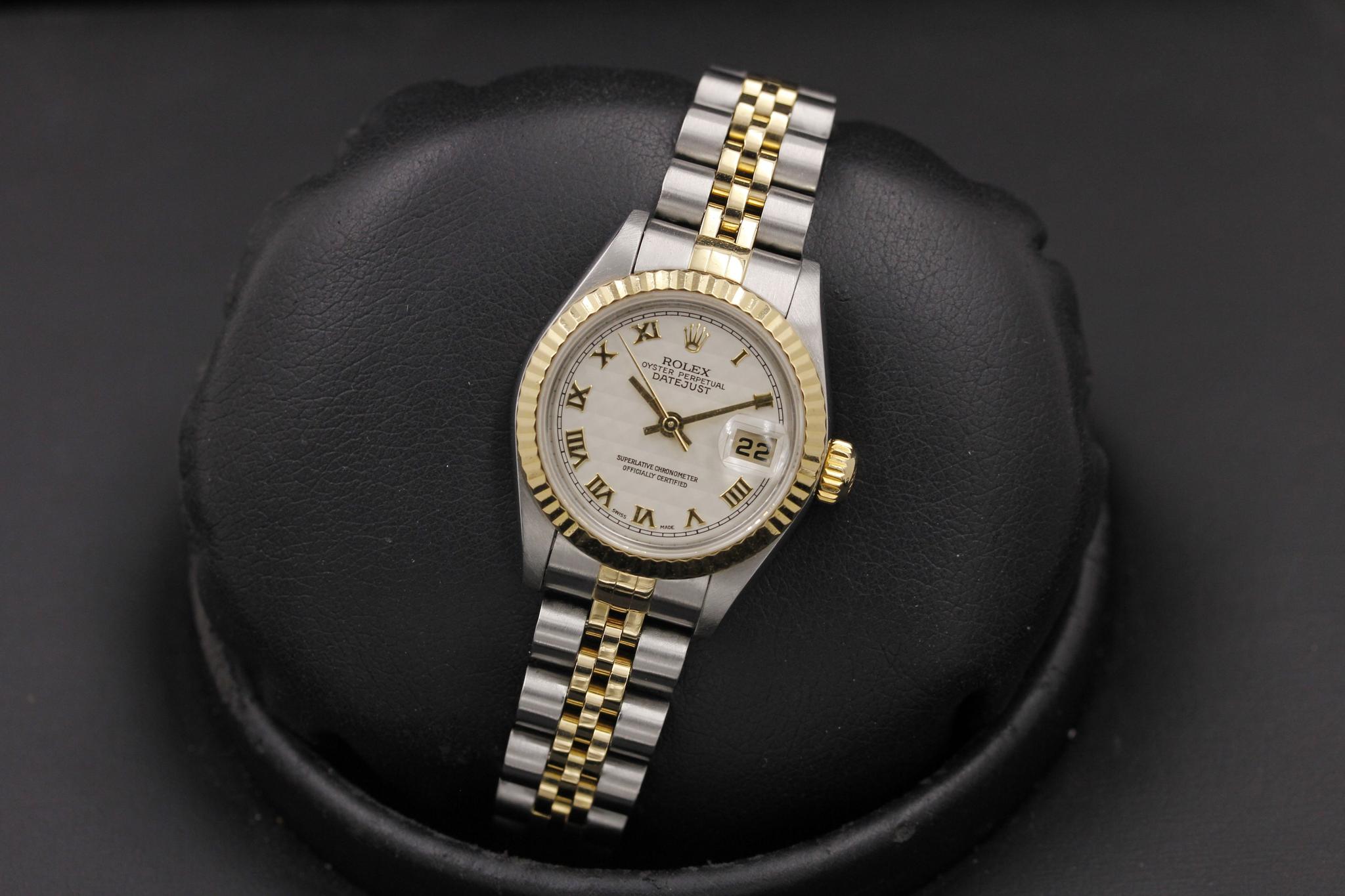 Watch Image 11