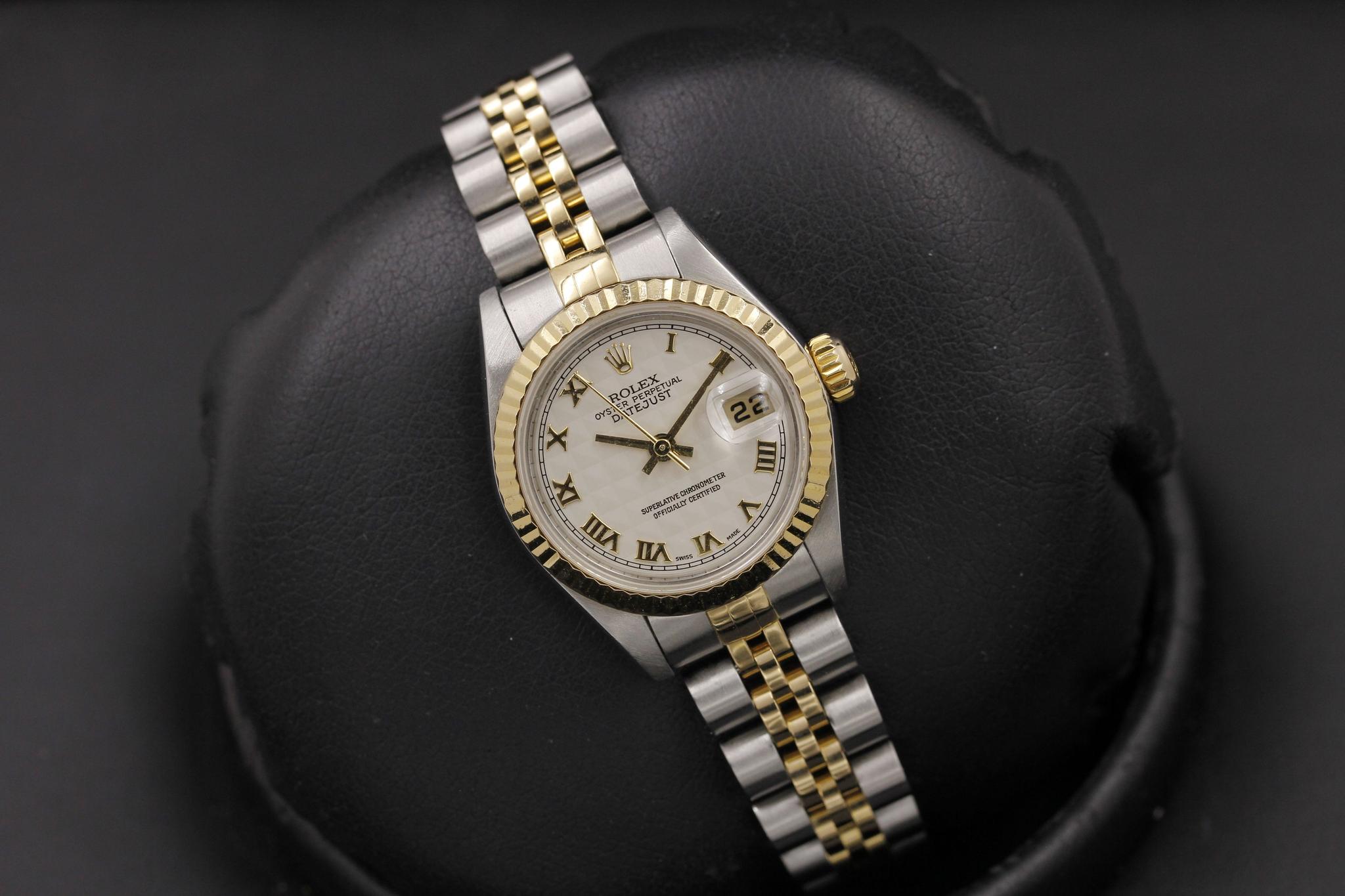 Watch Image 10
