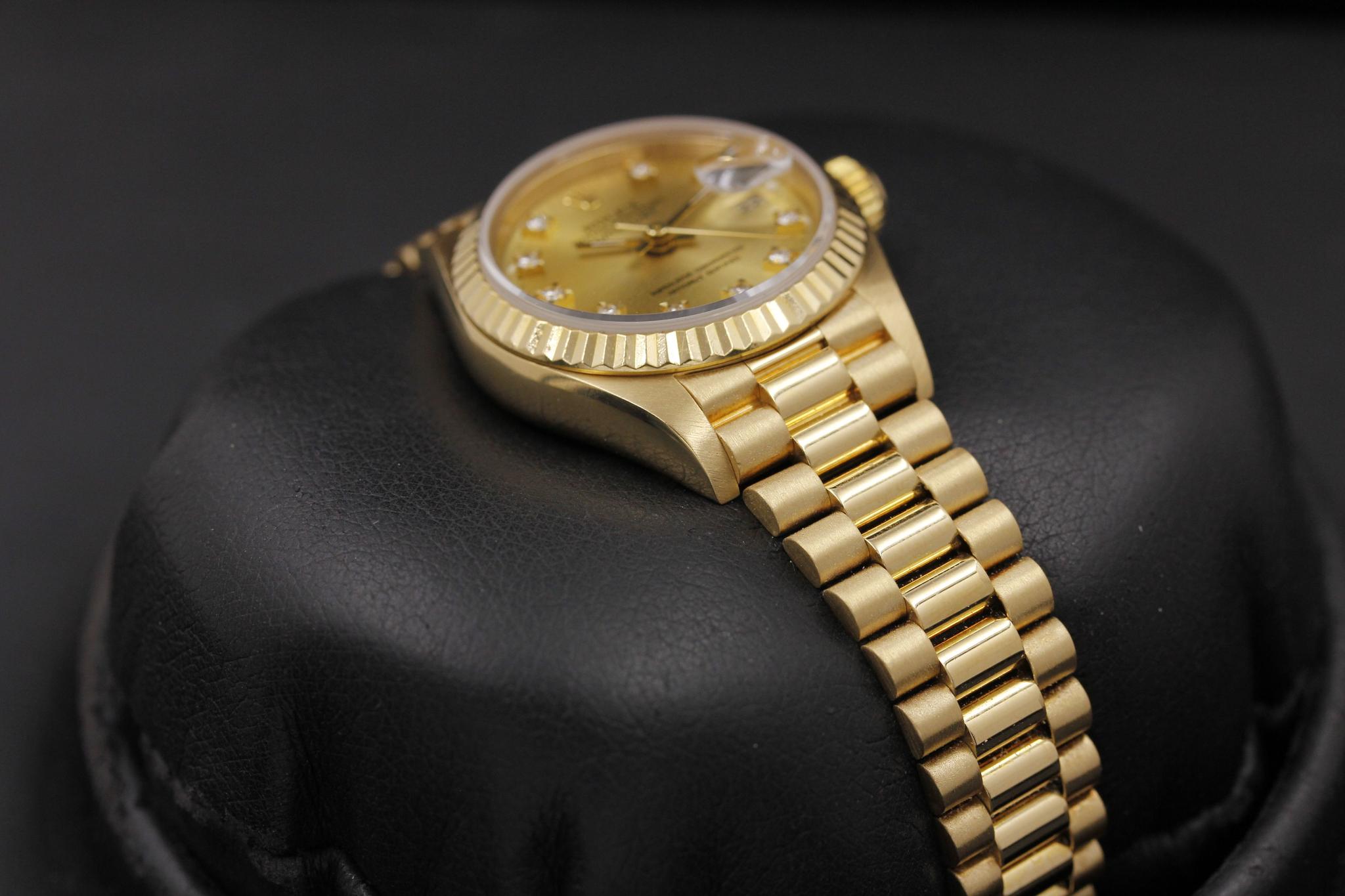 Watch Image 6