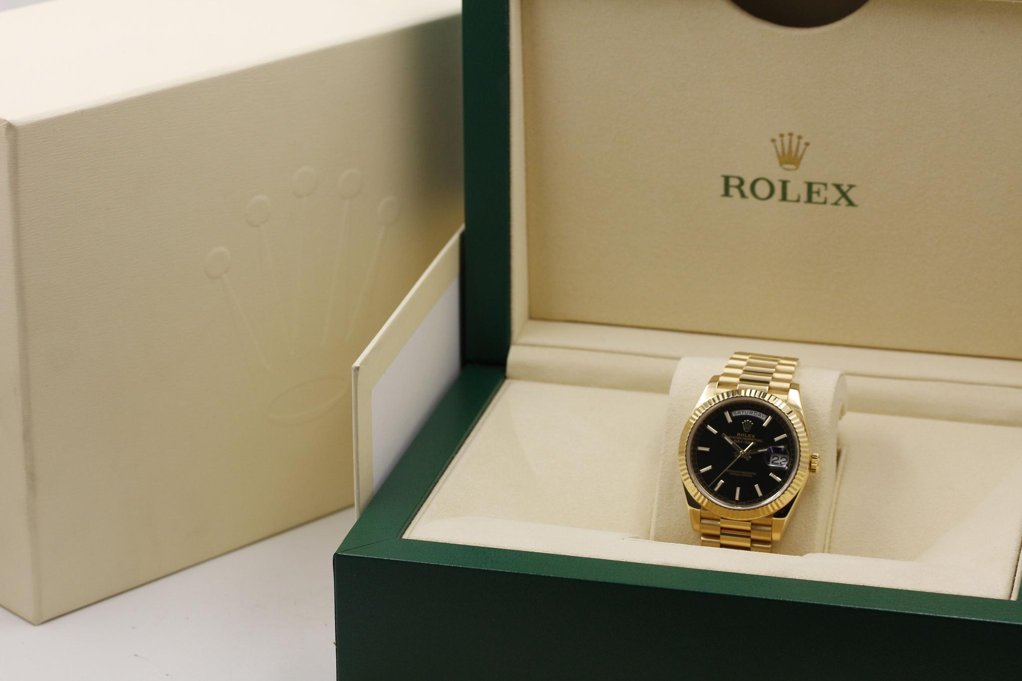 Watch Image 12
