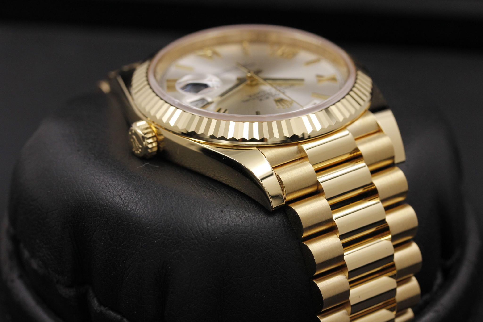 Watch Image 4