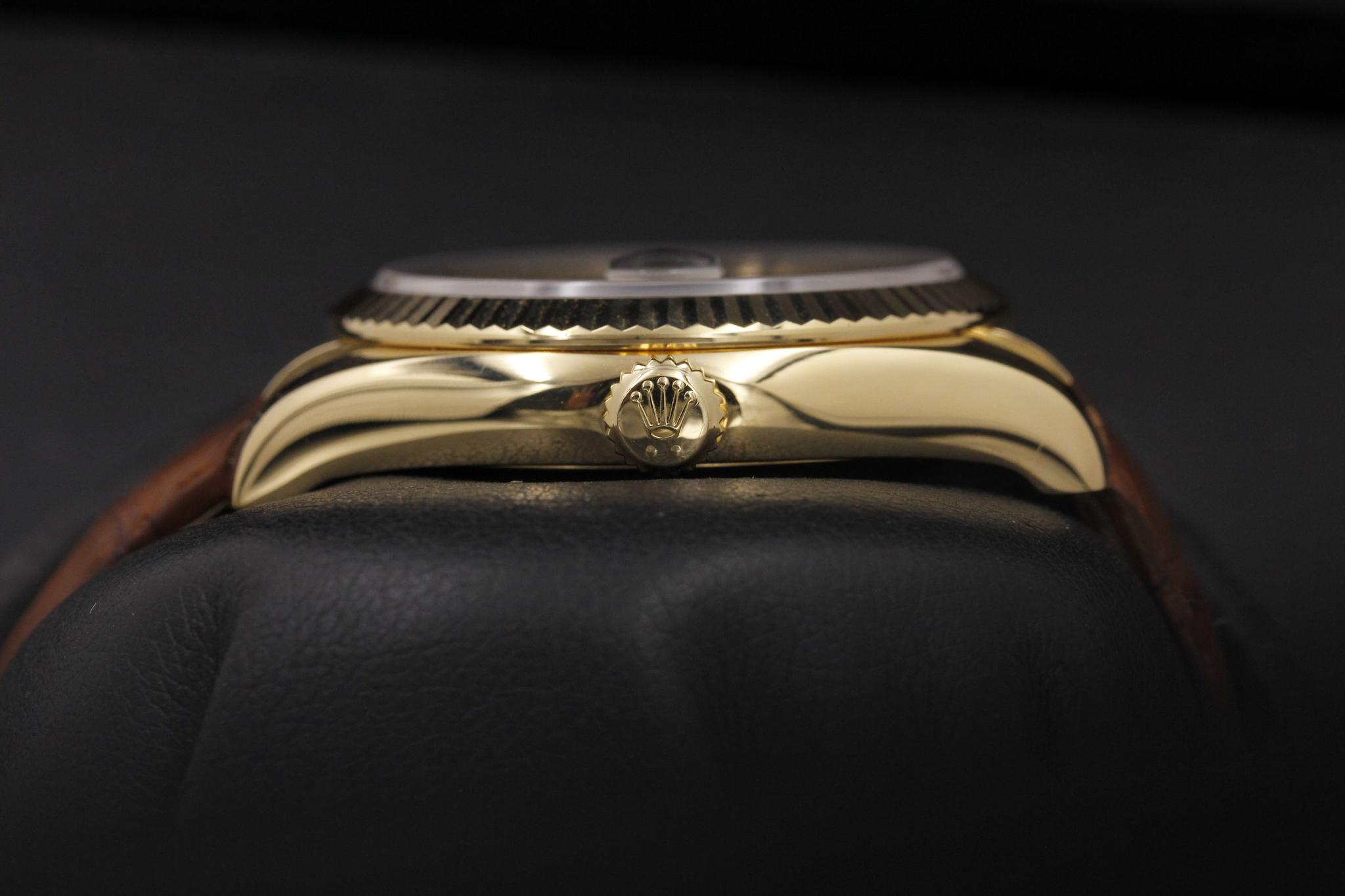 Watch Image 3