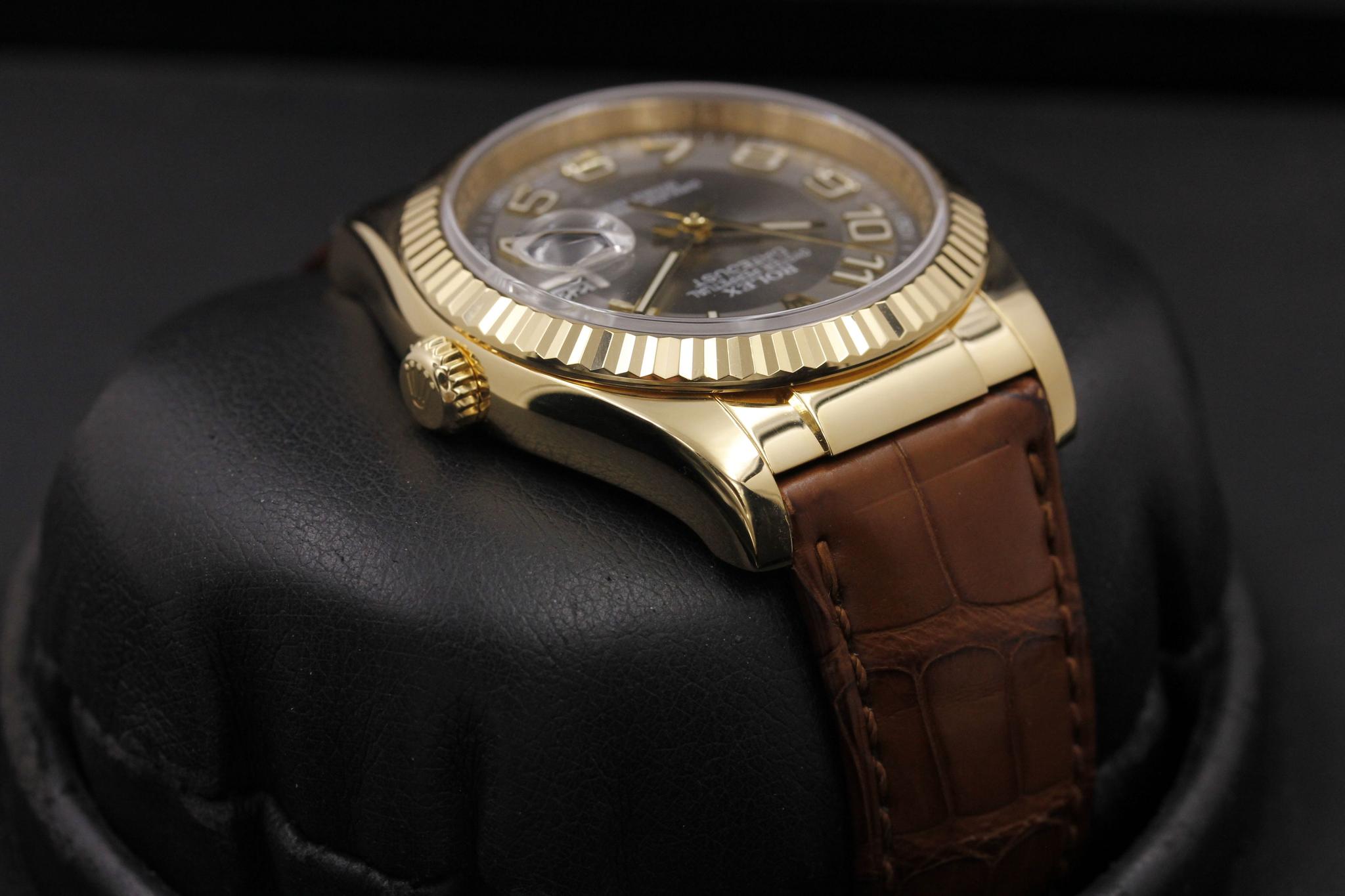 Watch Image 4