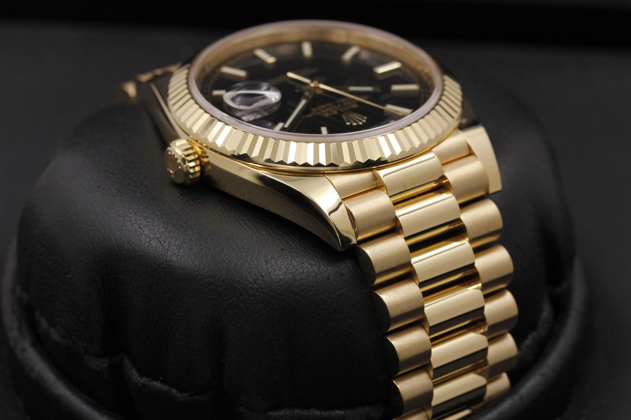 Watch Image 4
