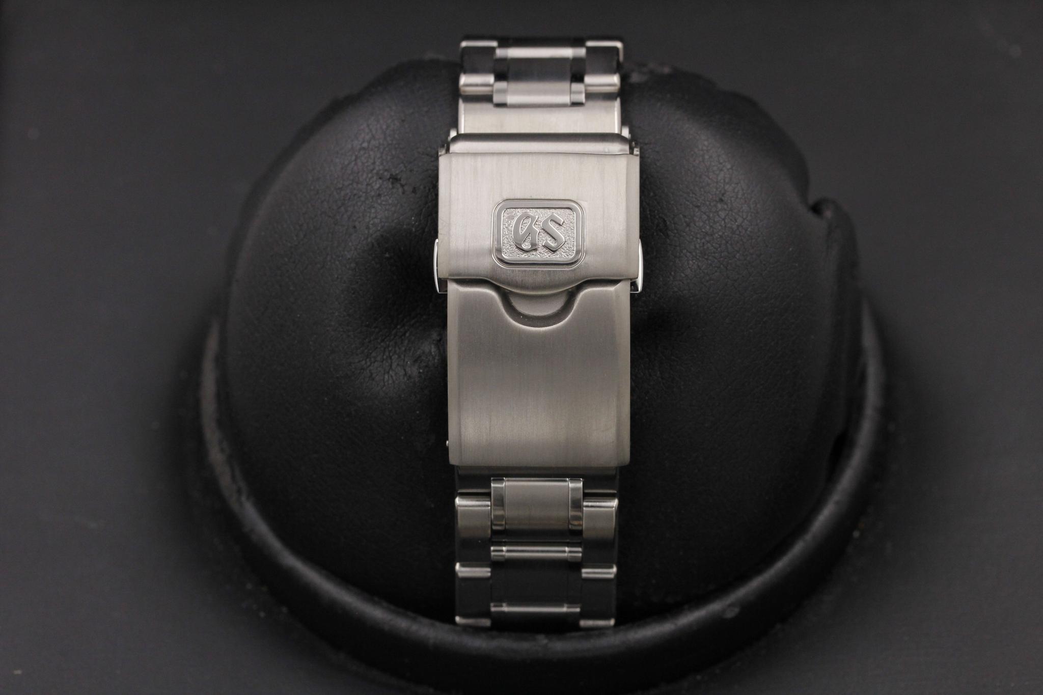 Watch Image 9