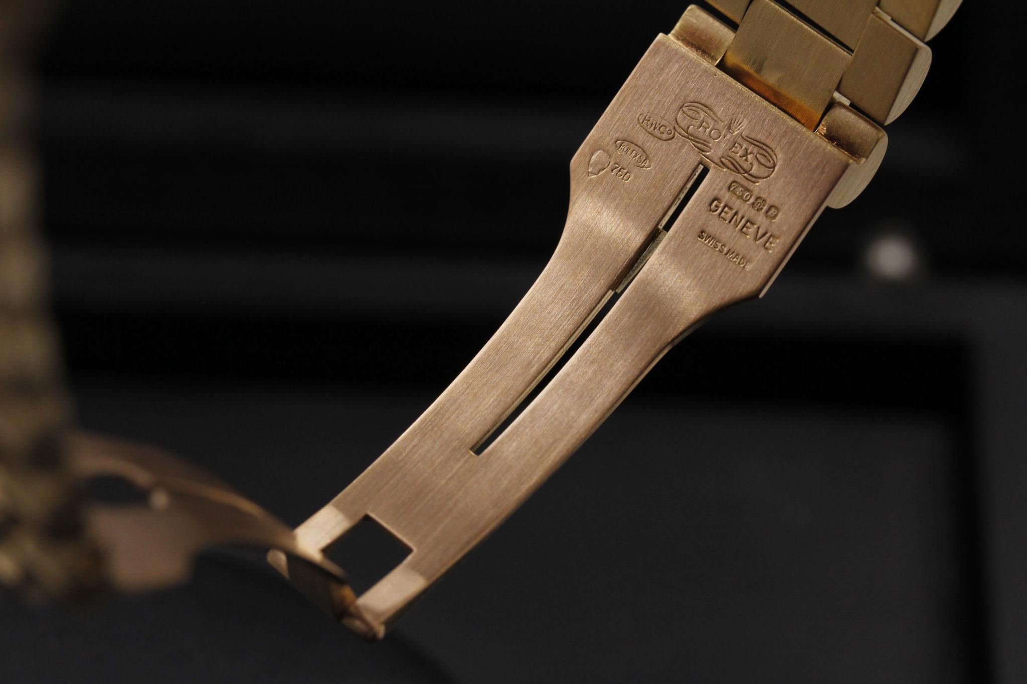 Watch Image 10