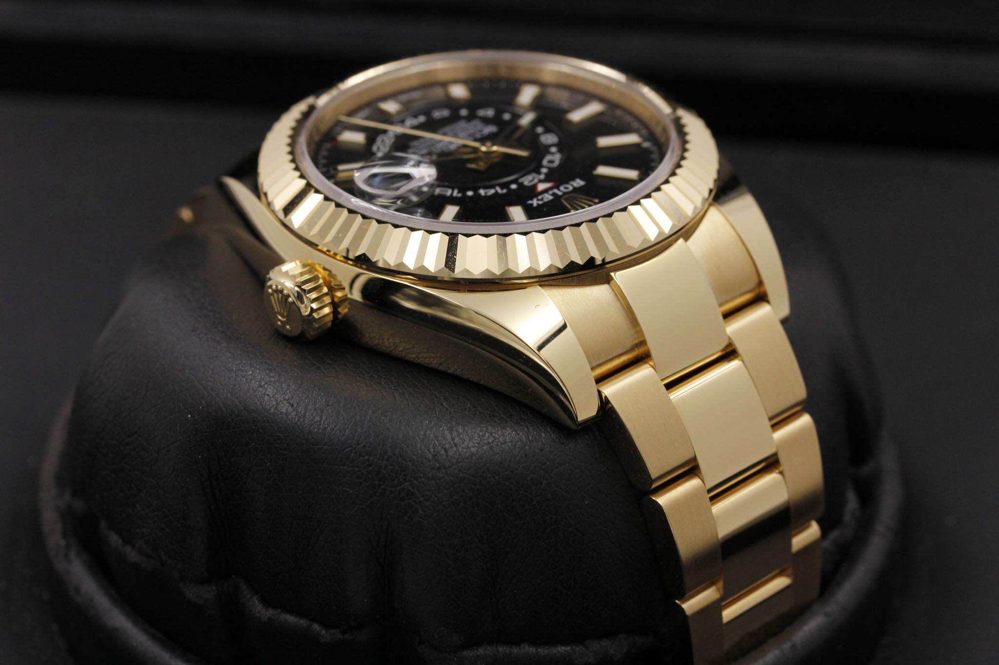 Watch Image 4