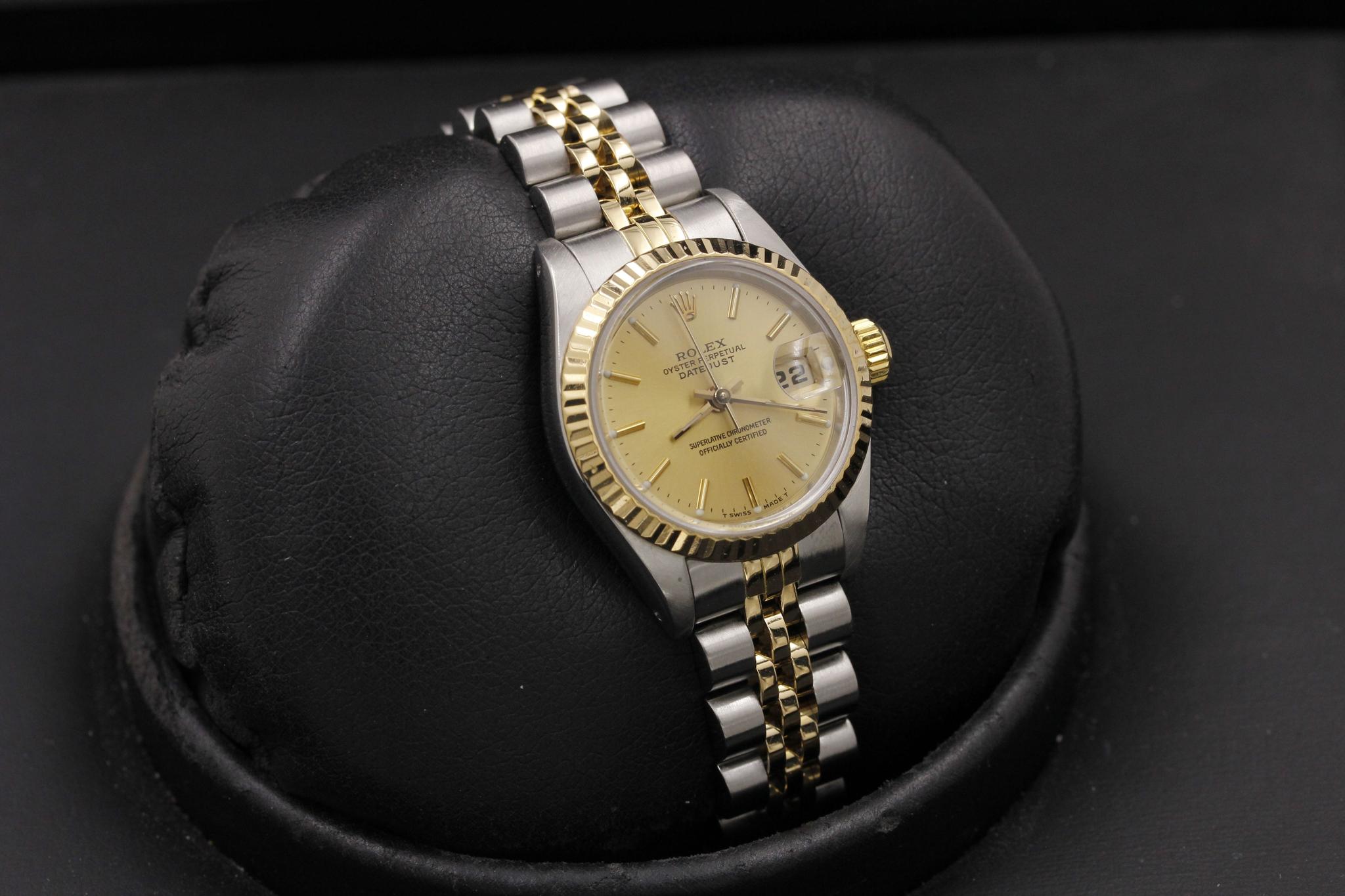 Watch Image 11