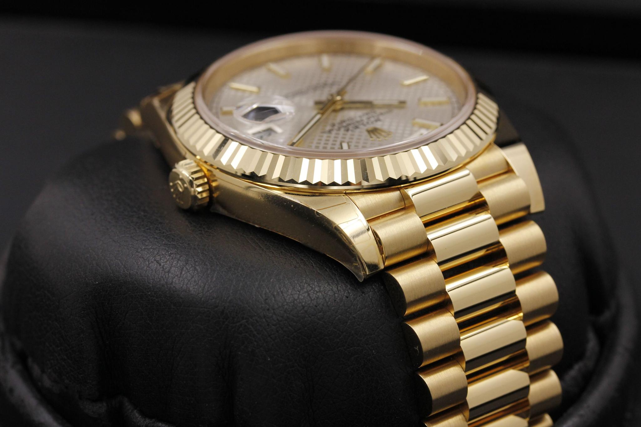 Watch Image 4