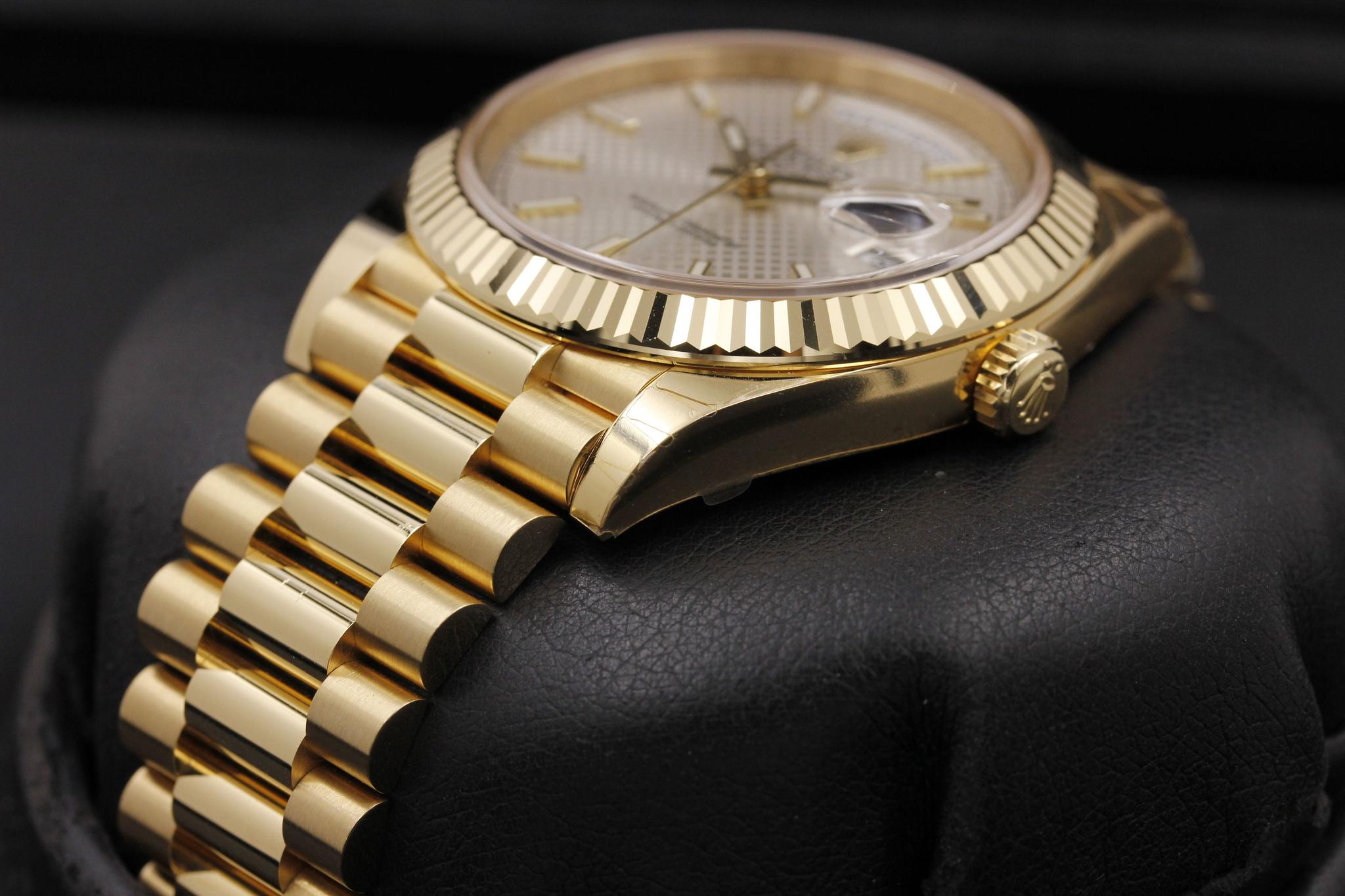 Watch Image 2