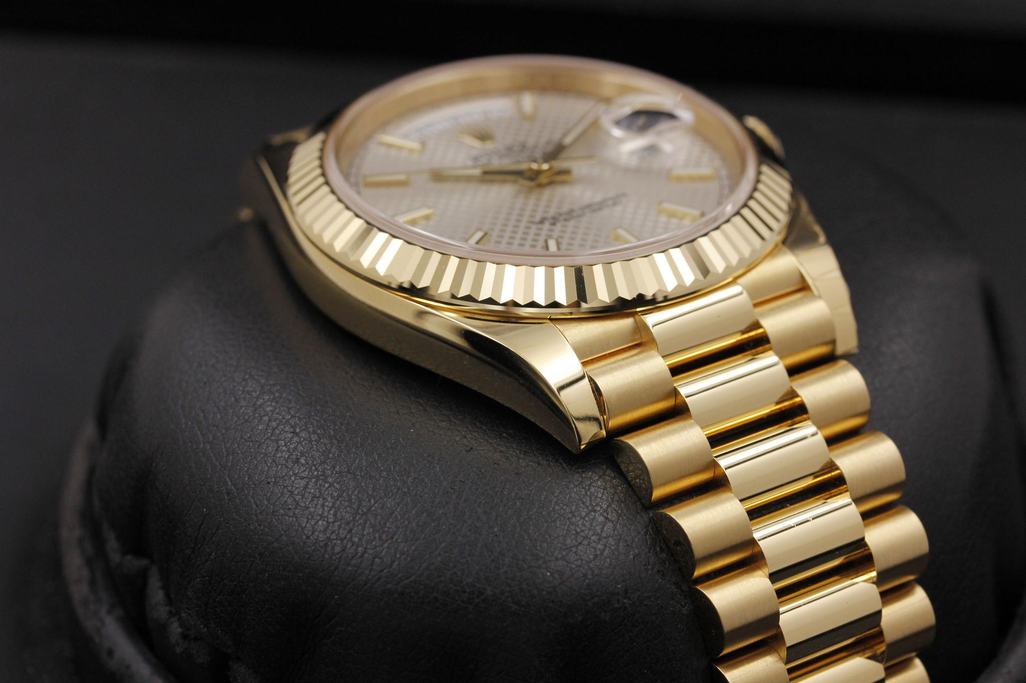 Watch Image 6