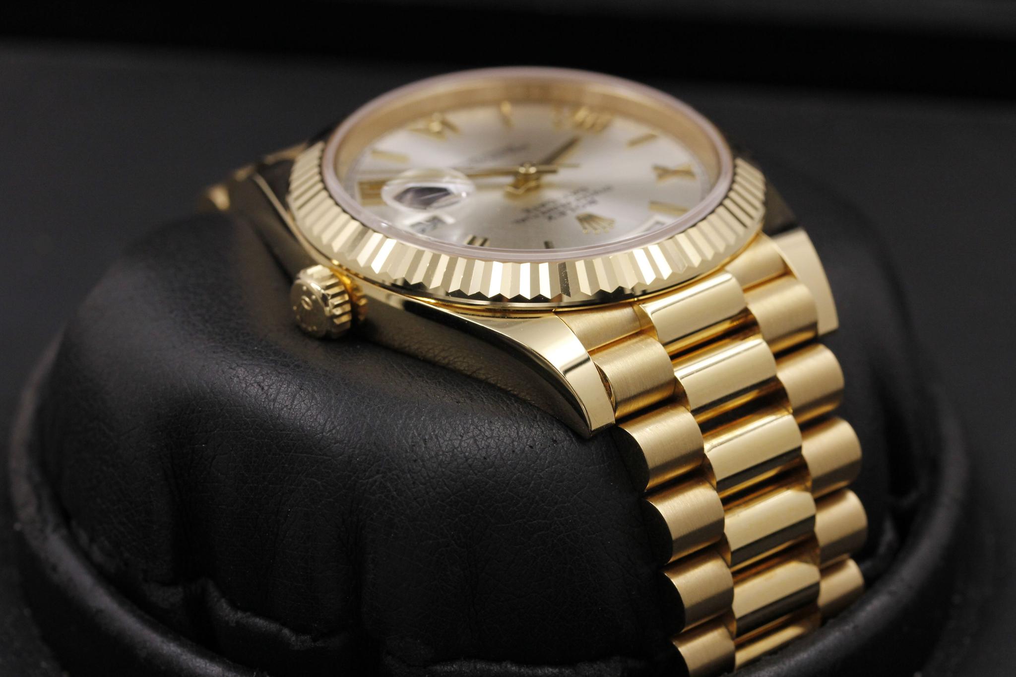 Watch Image 4