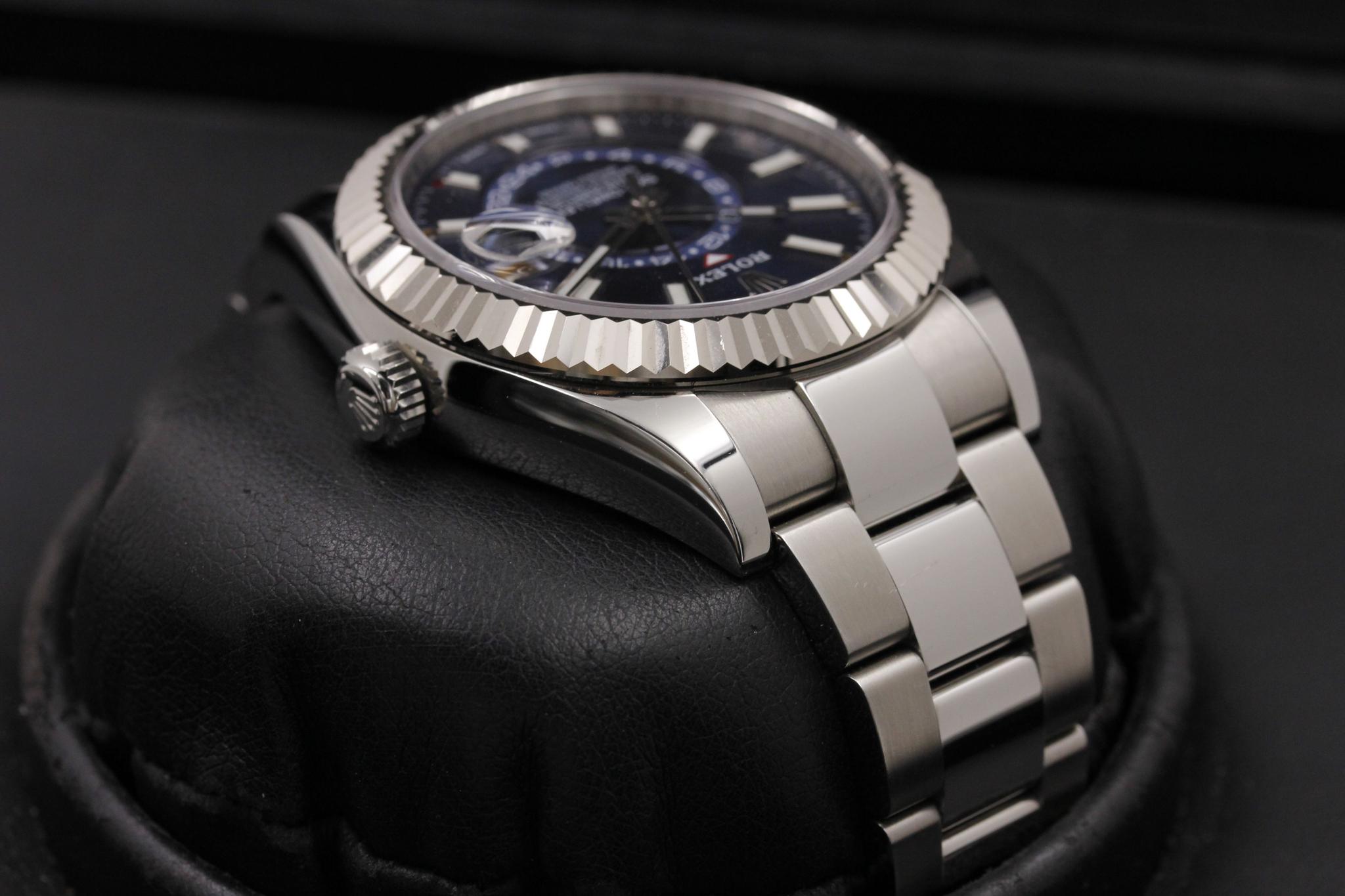 Watch Image 4