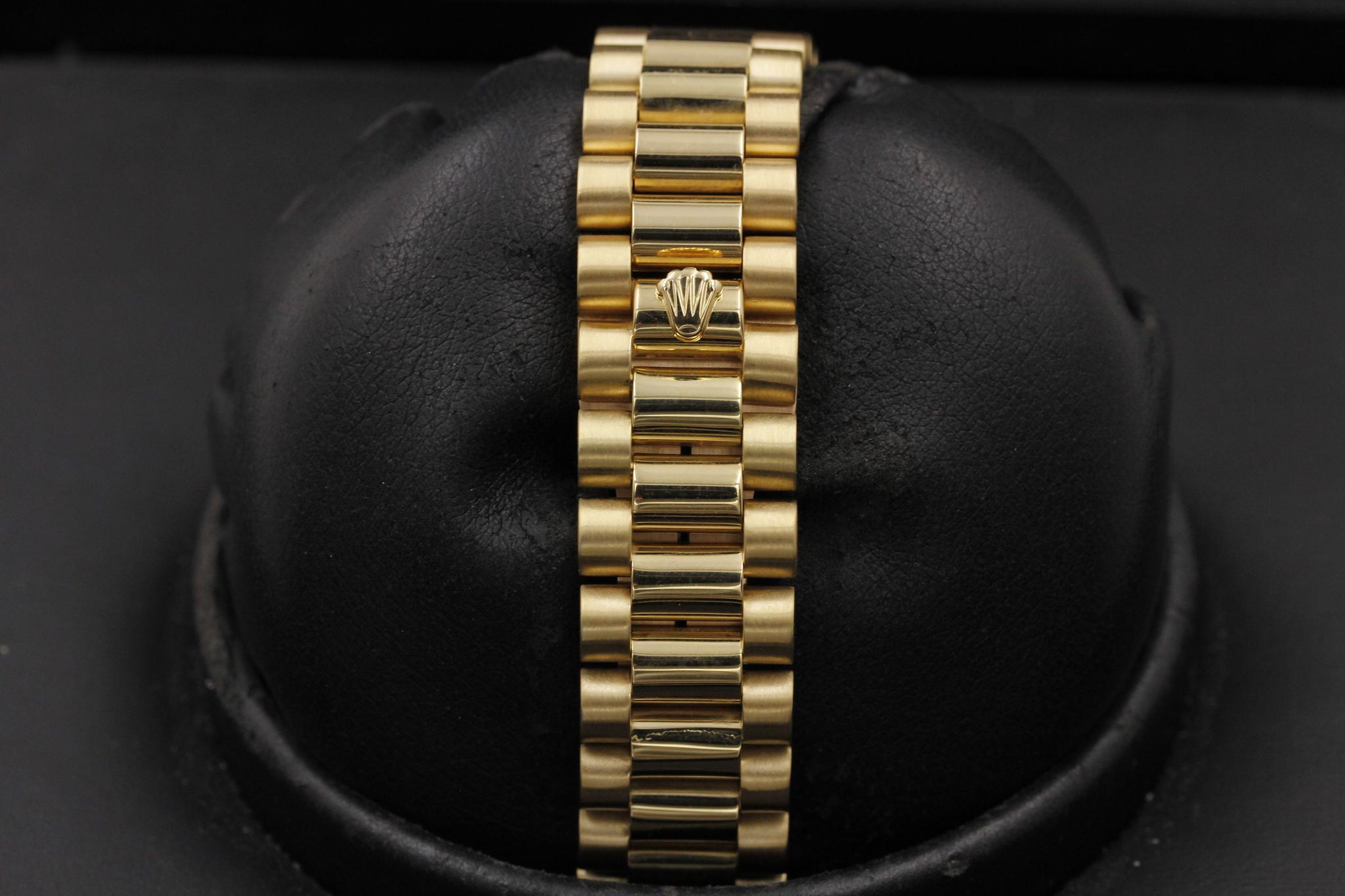Watch Image 10