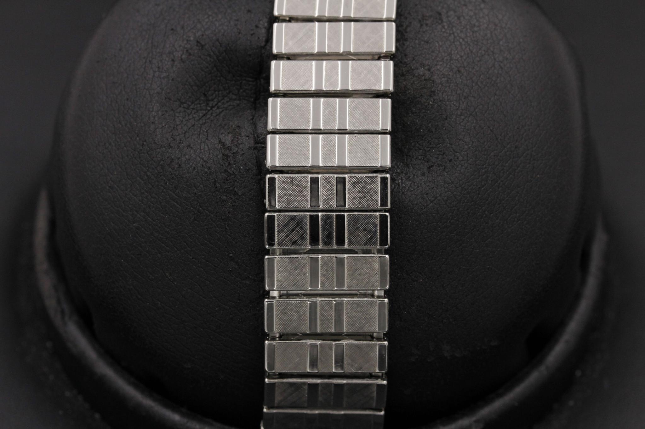 Watch Image 9
