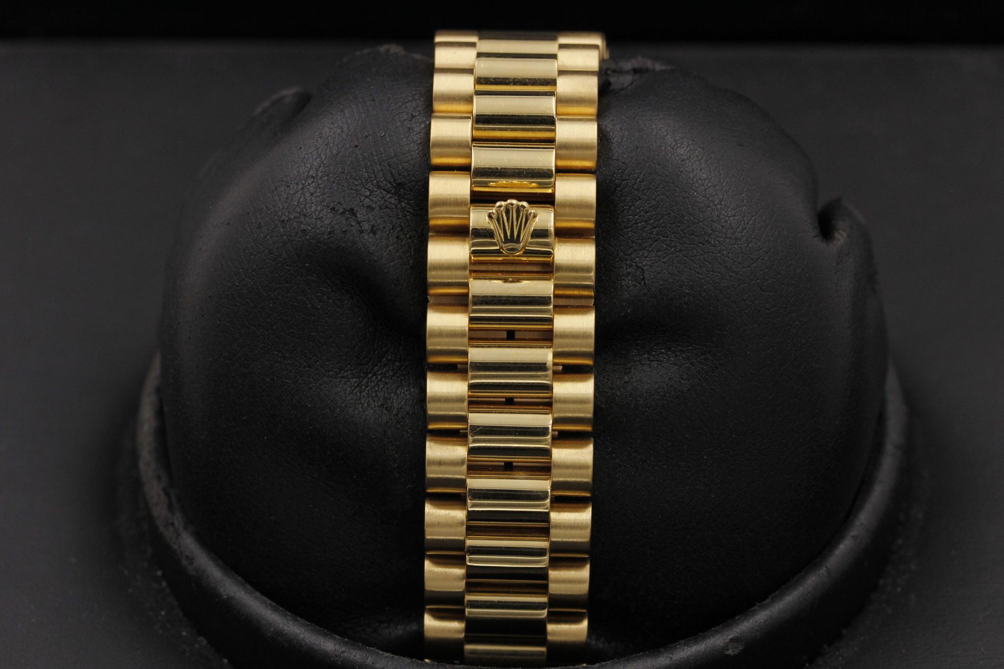 Watch Image 10