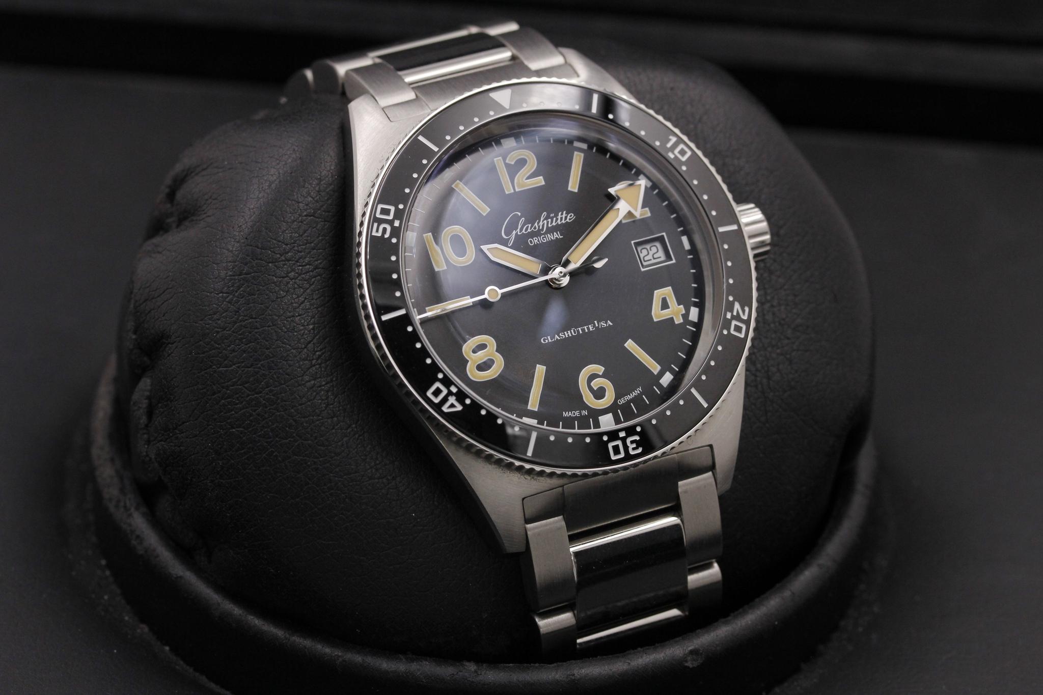 Watch Image 10