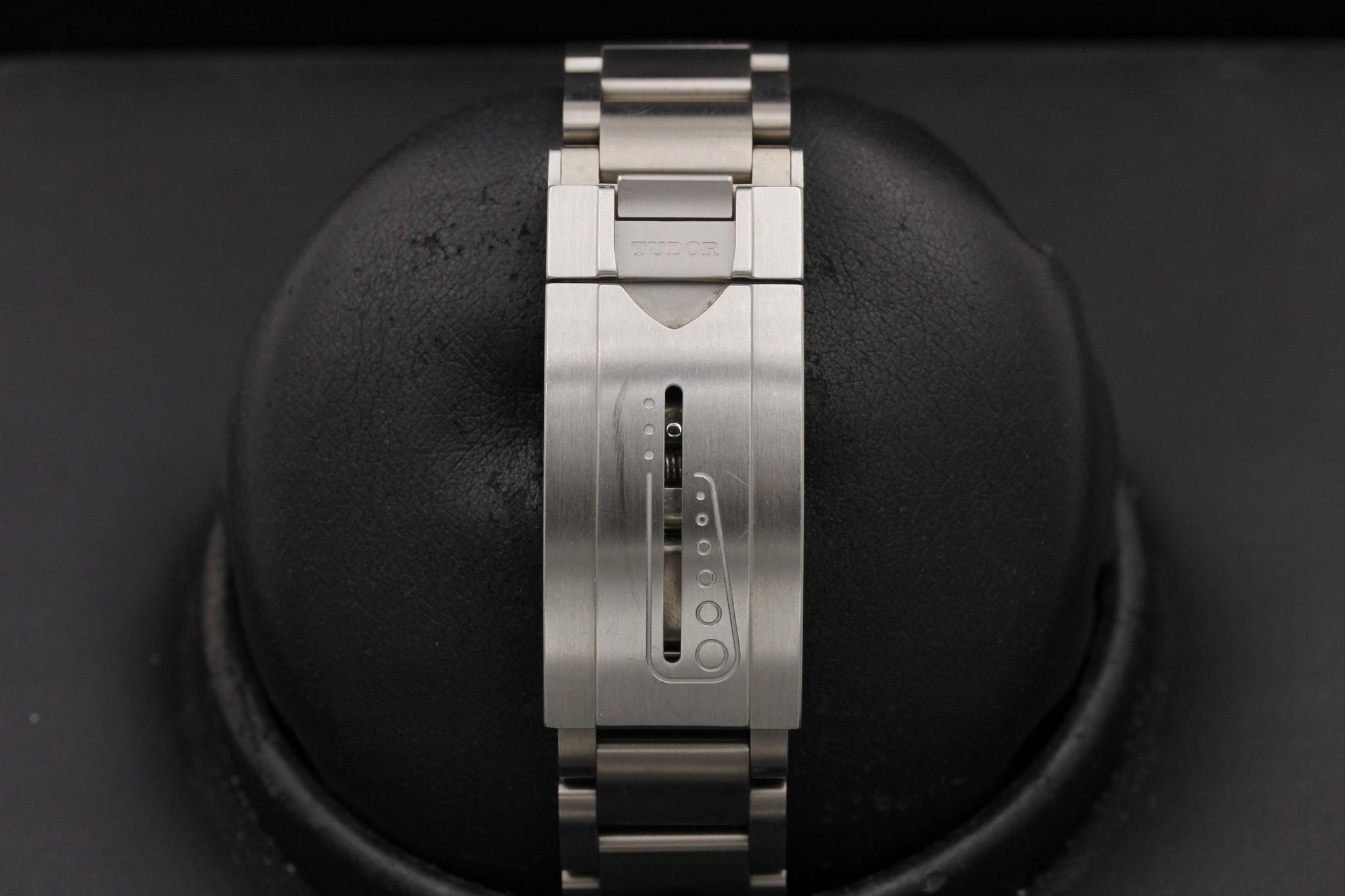 Watch Image 9