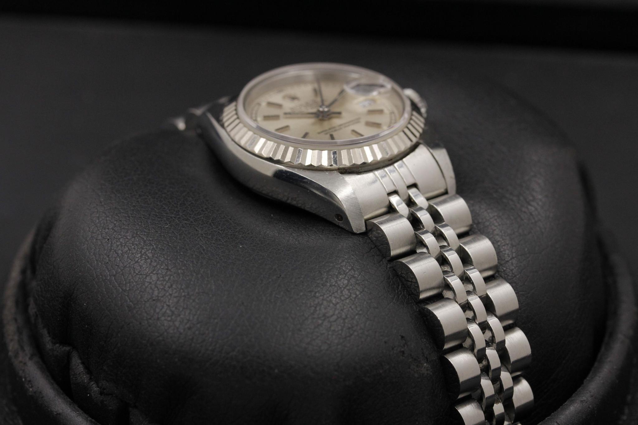 Watch Image 10