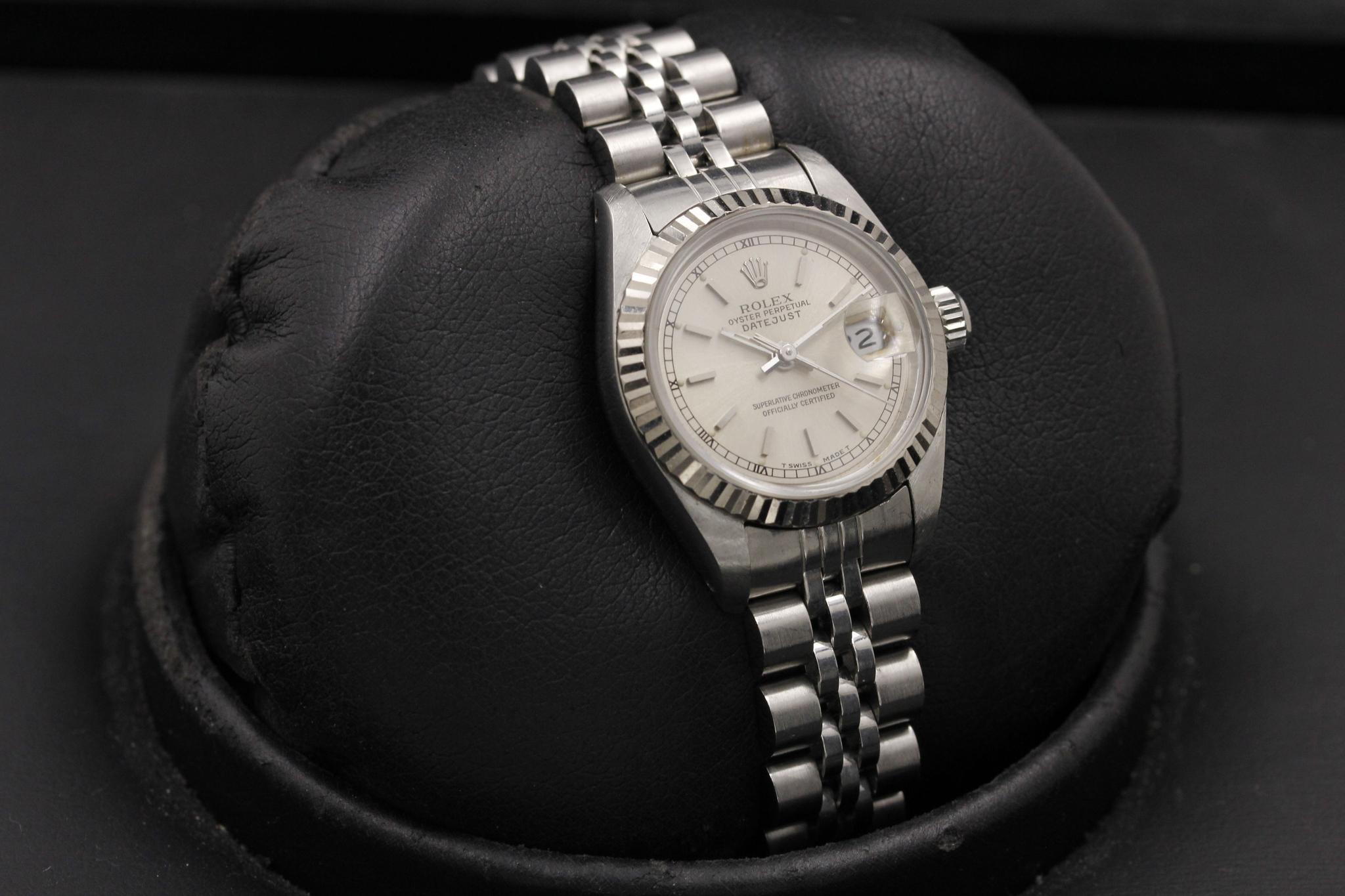 Watch Image 12